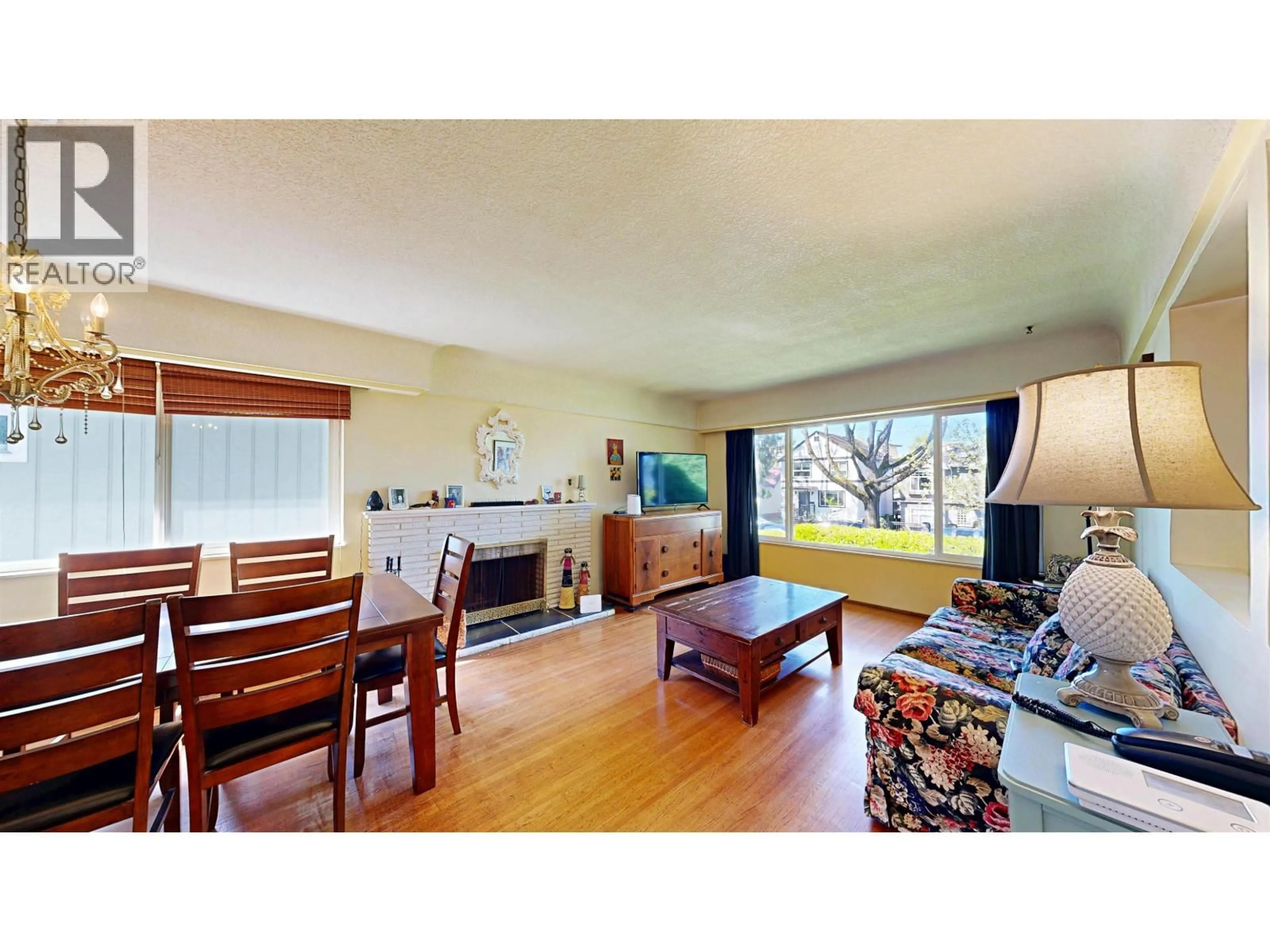 Living room with furniture, wood/laminate floor for 3752 BEATRICE STREET, Vancouver British Columbia V5N4H5