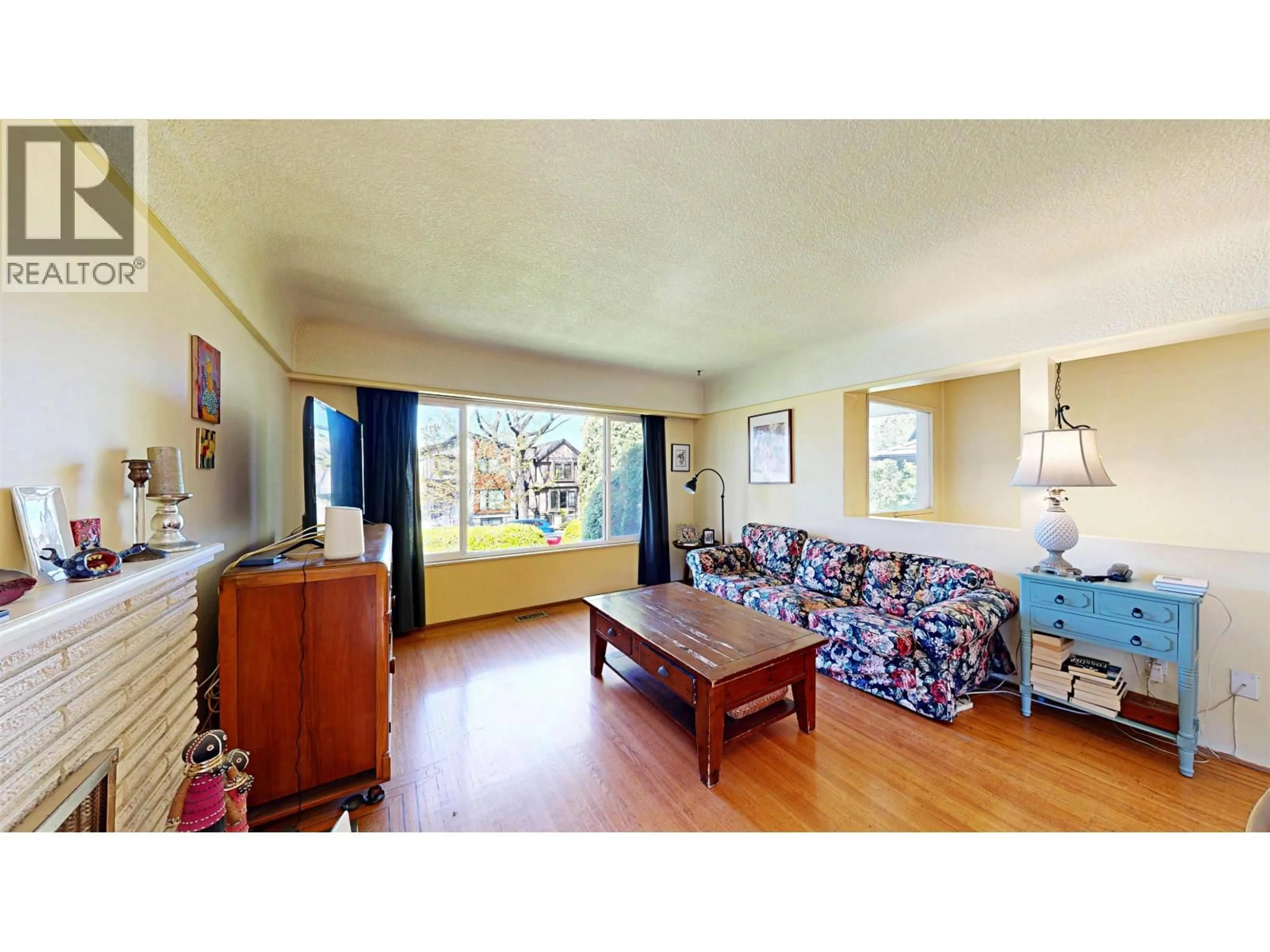 Living room with furniture, unknown for 3752 BEATRICE STREET, Vancouver British Columbia V5N4H5