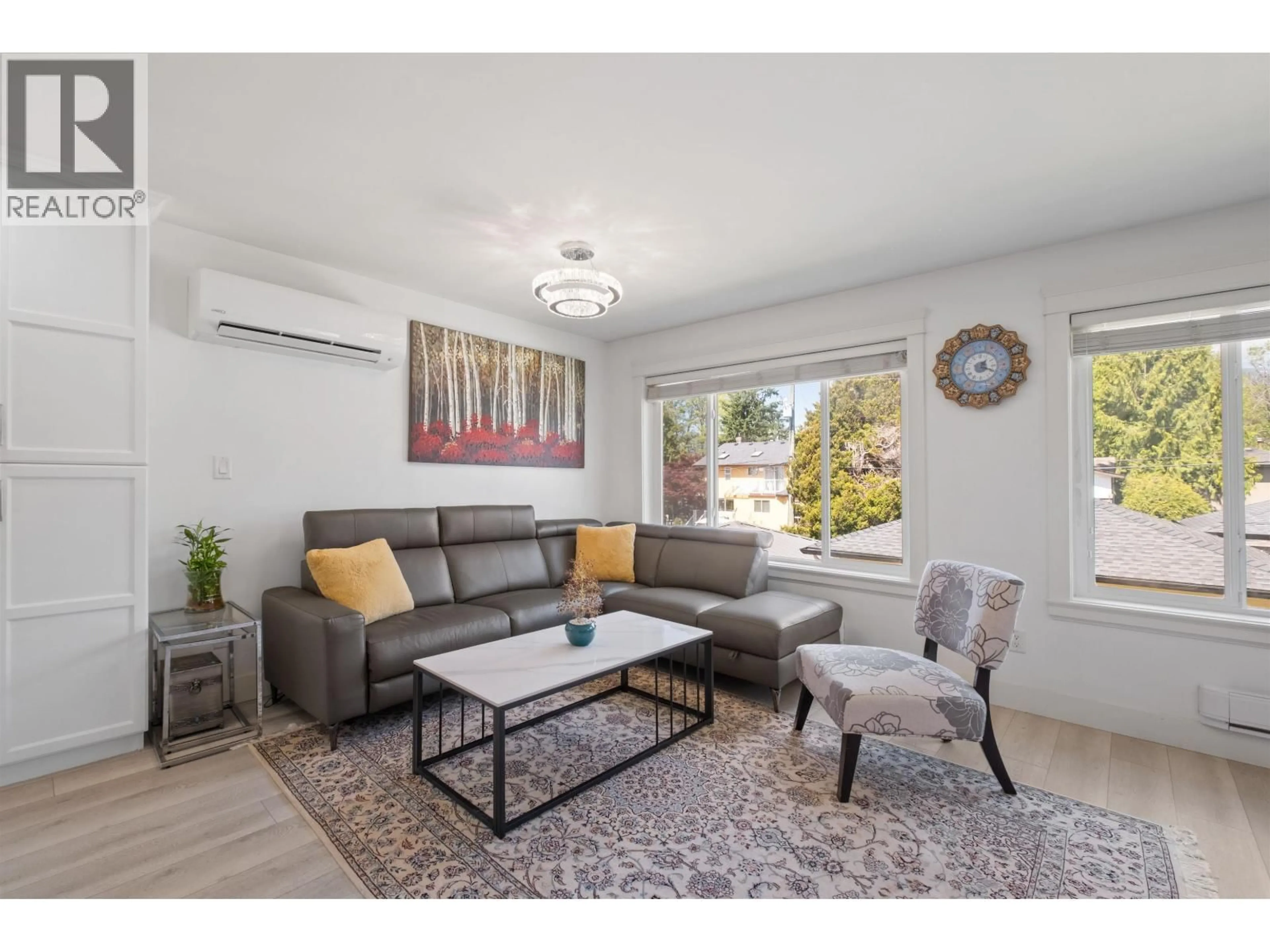 Living room with furniture, wood/laminate floor for 318 18TH STREET, North Vancouver British Columbia V7M1W9