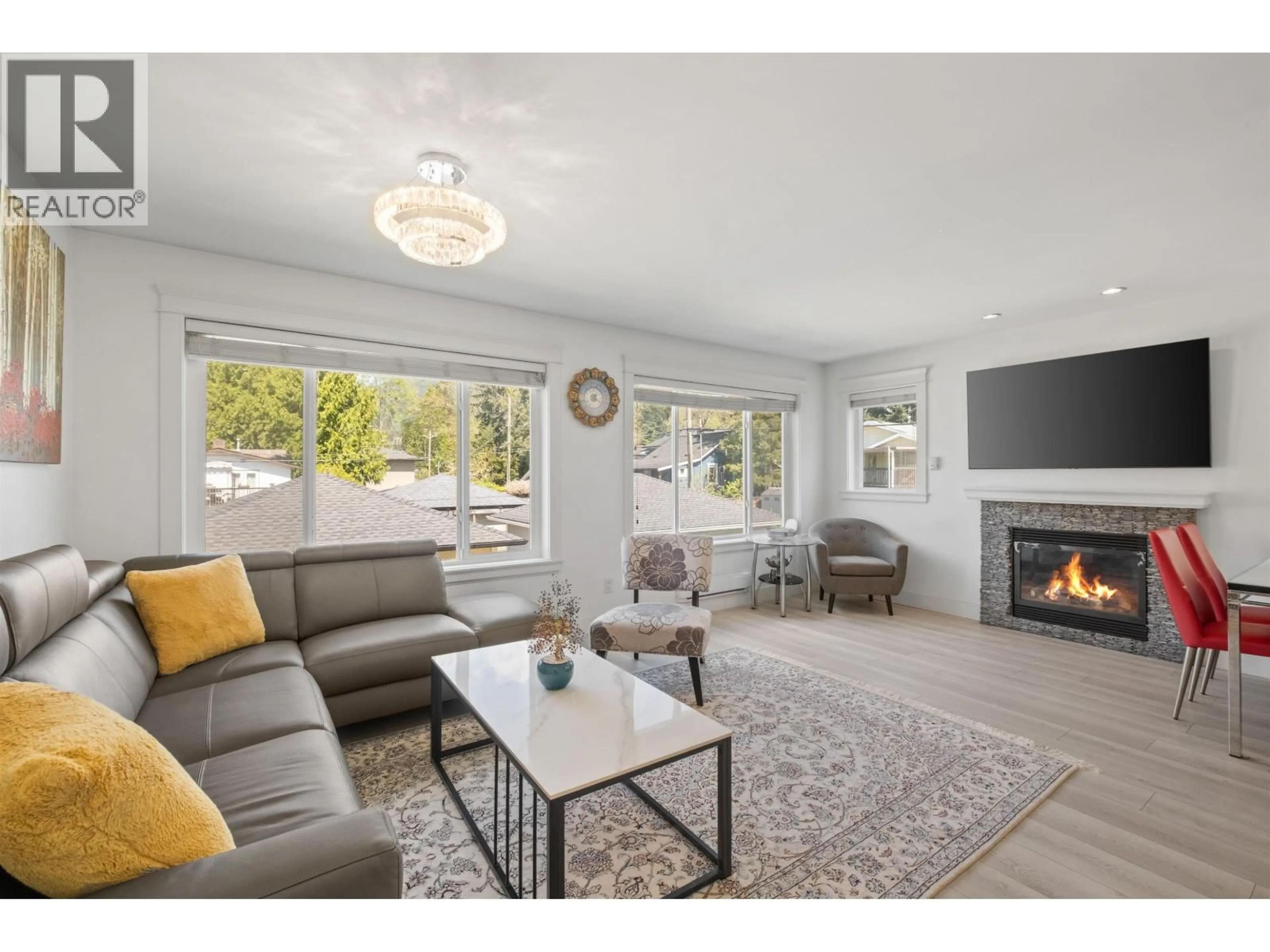 Living room with furniture, unknown for 318 18TH STREET, North Vancouver British Columbia V7M1W9