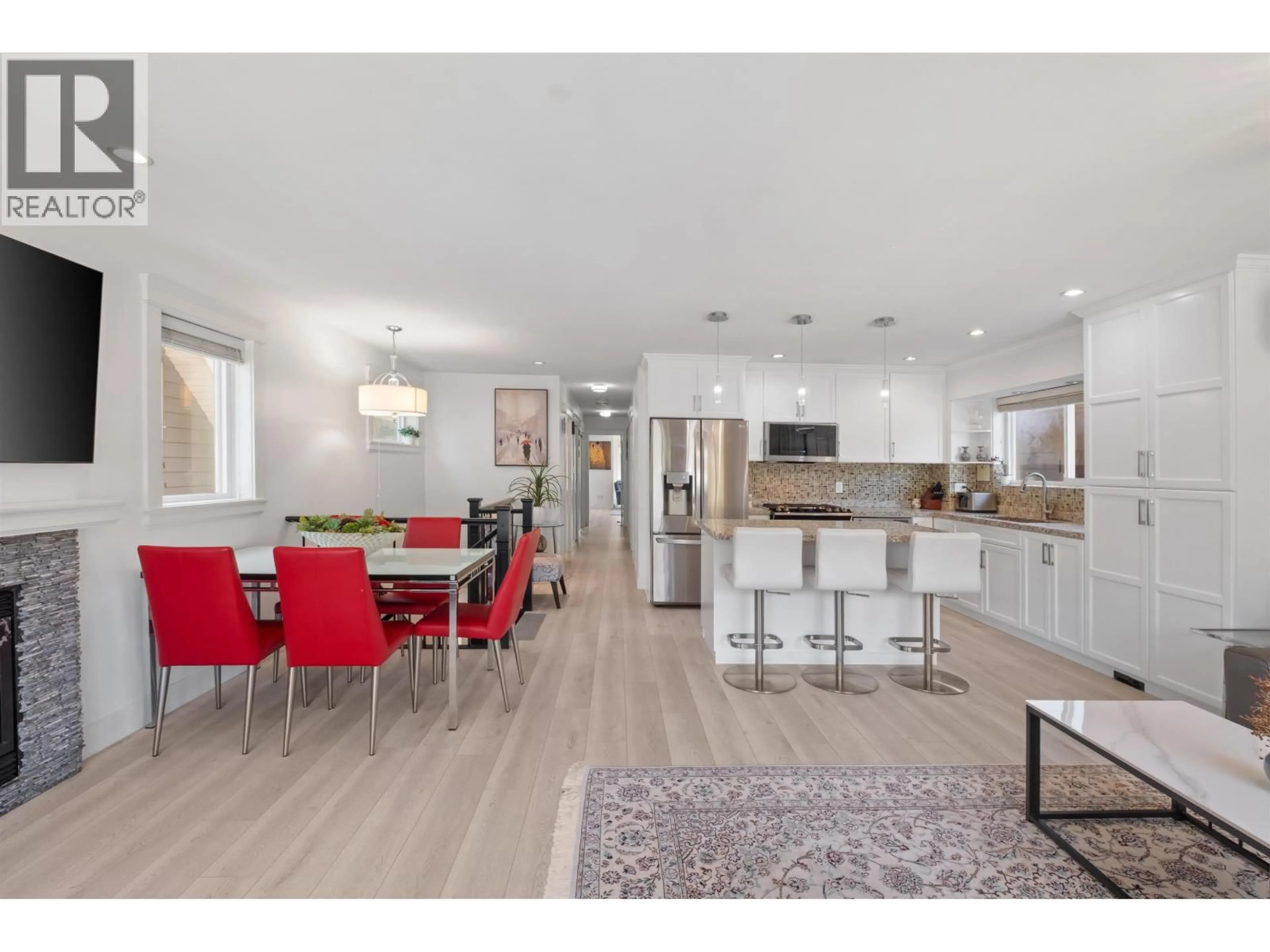 Open concept kitchen, wood/laminate floor for 318 18TH STREET, North Vancouver British Columbia V7M1W9