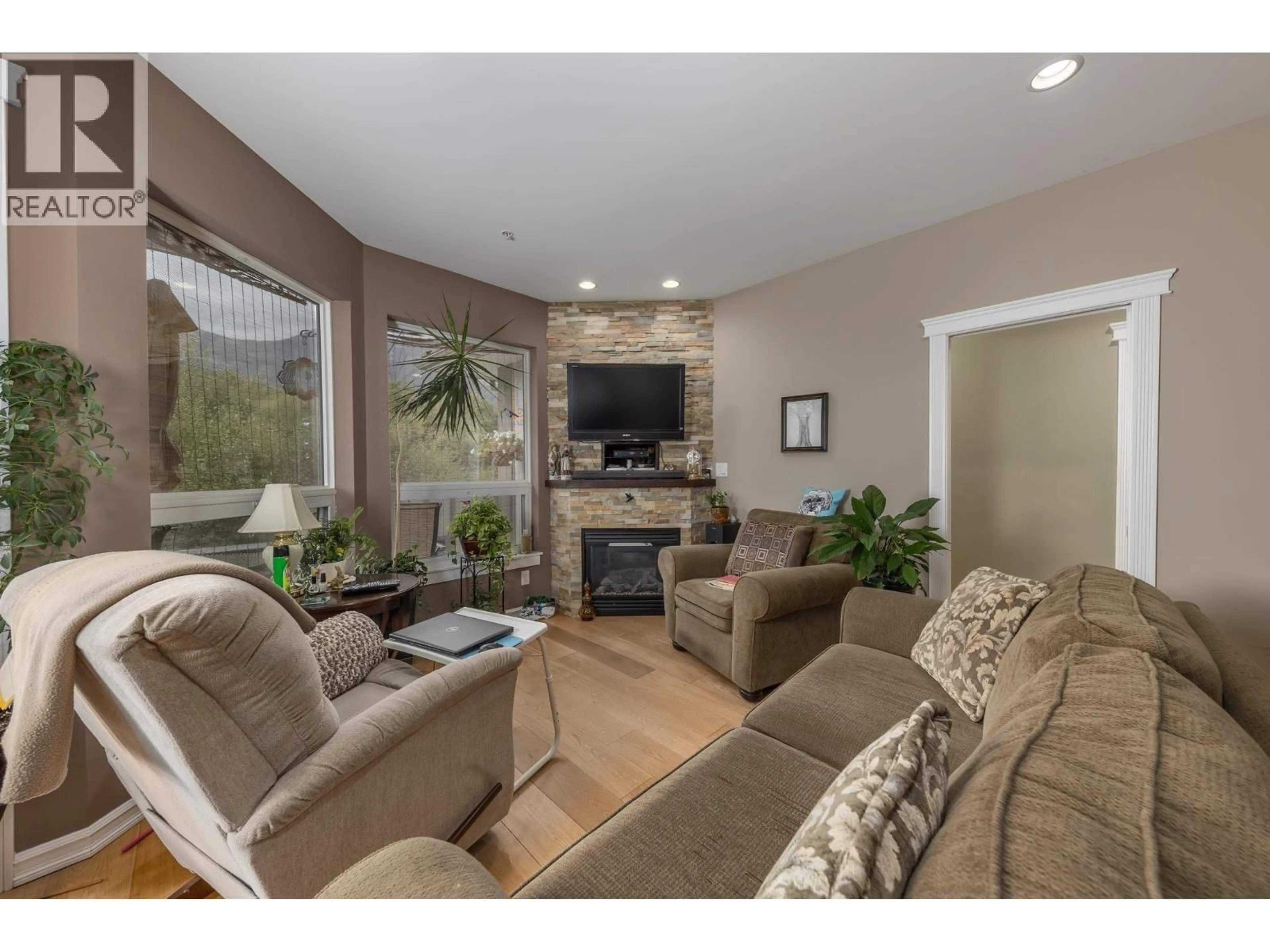 Living room with furniture, unknown for 37738 THIRD AVENUE, Squamish British Columbia V8B0A2