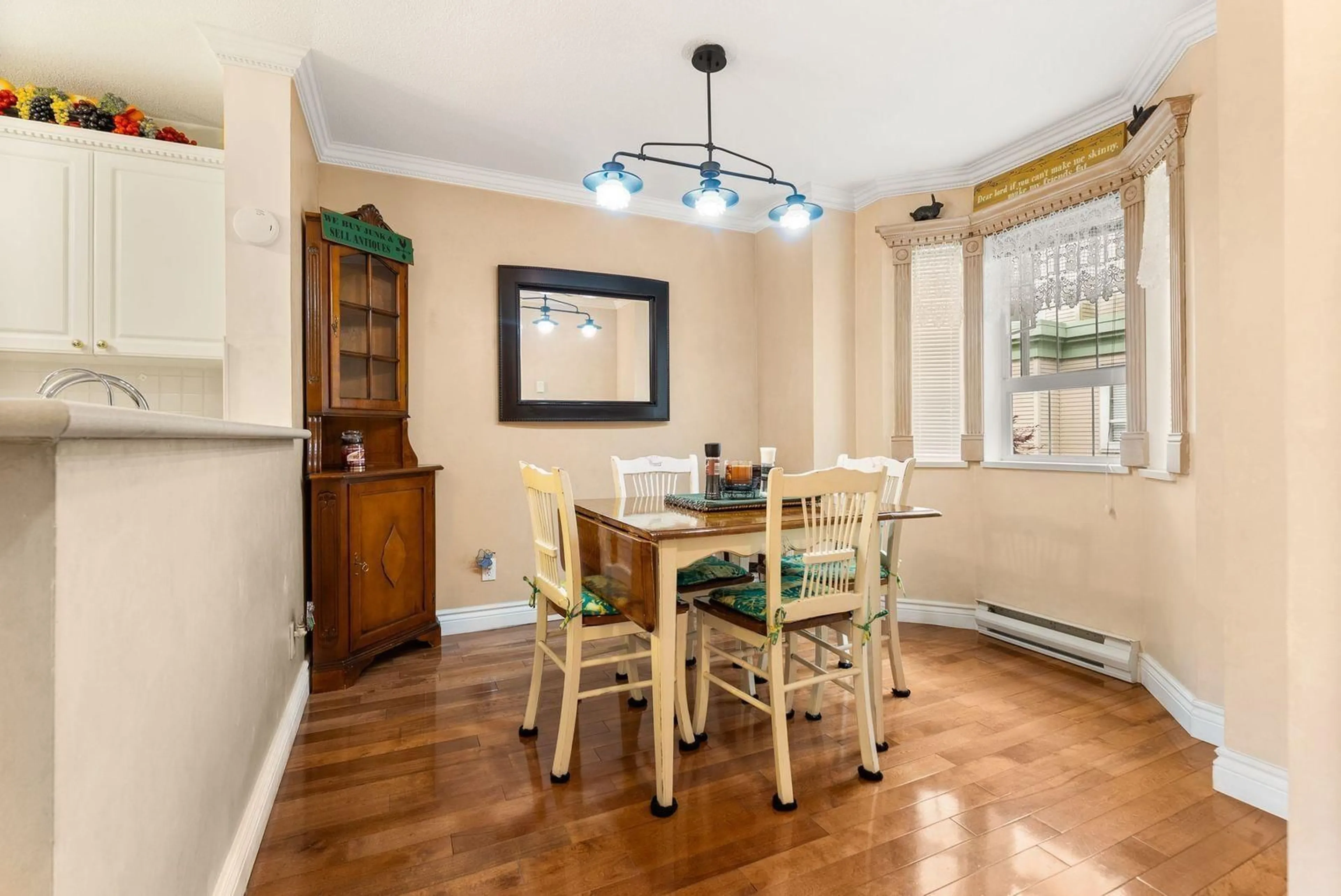 Dining room, wood/laminate floor for 302 - 15258 105 AVENUE, Surrey British Columbia V3R0W8