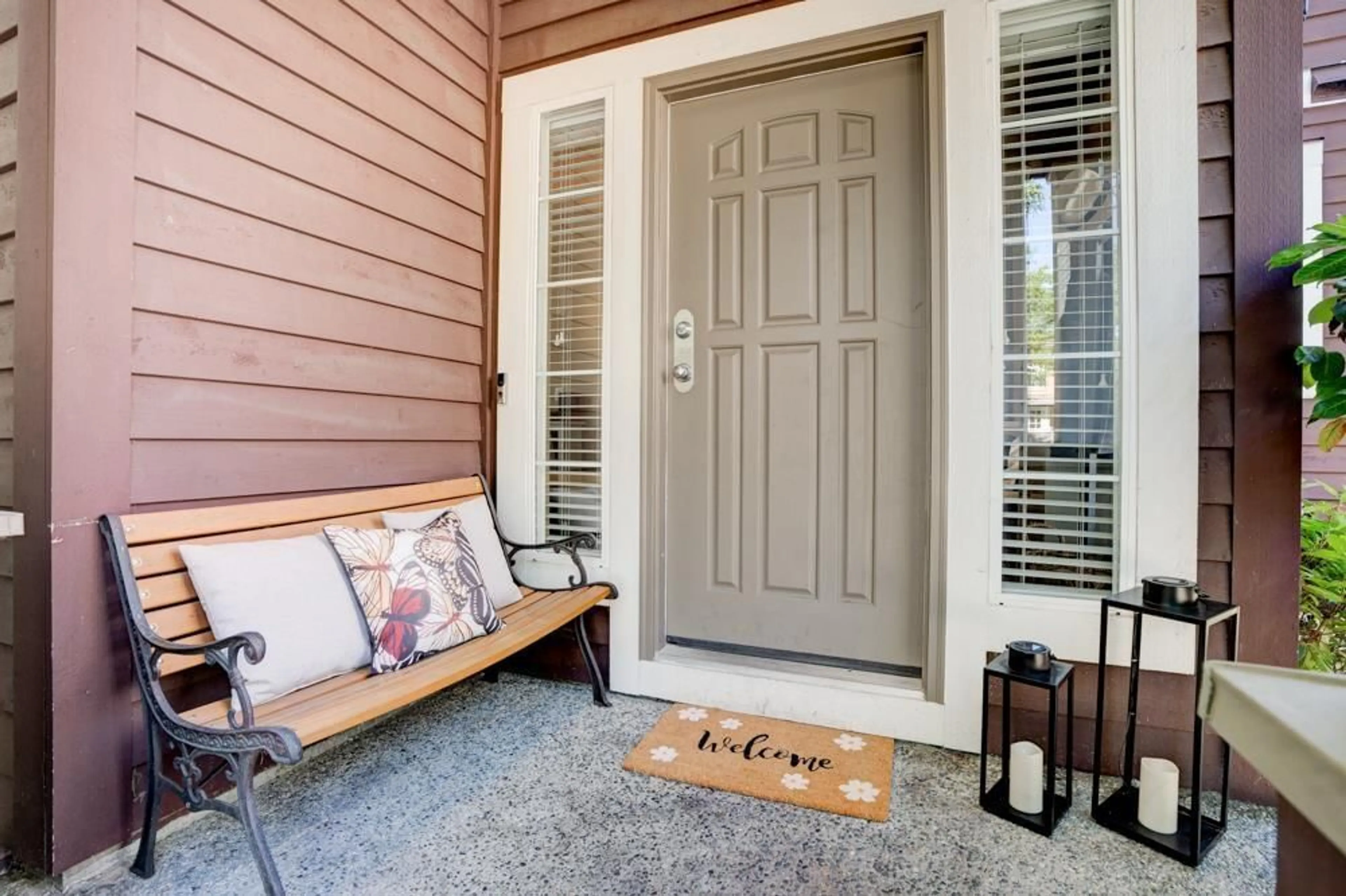 Indoor entryway for 3331 ROSEMARY HEIGHTS CRESCENT, Surrey British Columbia V3Z0K7