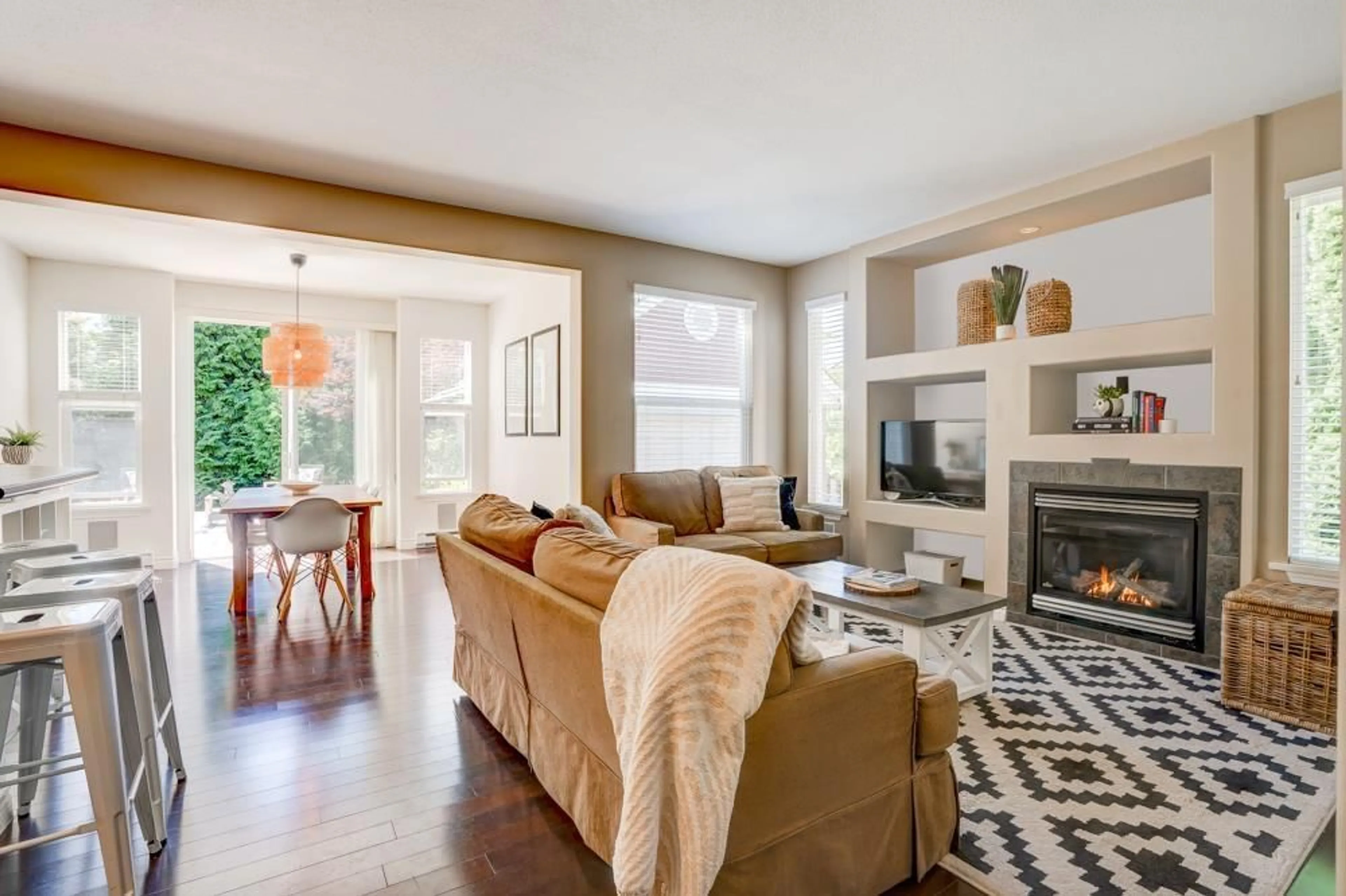 Living room with furniture, ceramic/tile floor for 3331 ROSEMARY HEIGHTS CRESCENT, Surrey British Columbia V3Z0K7