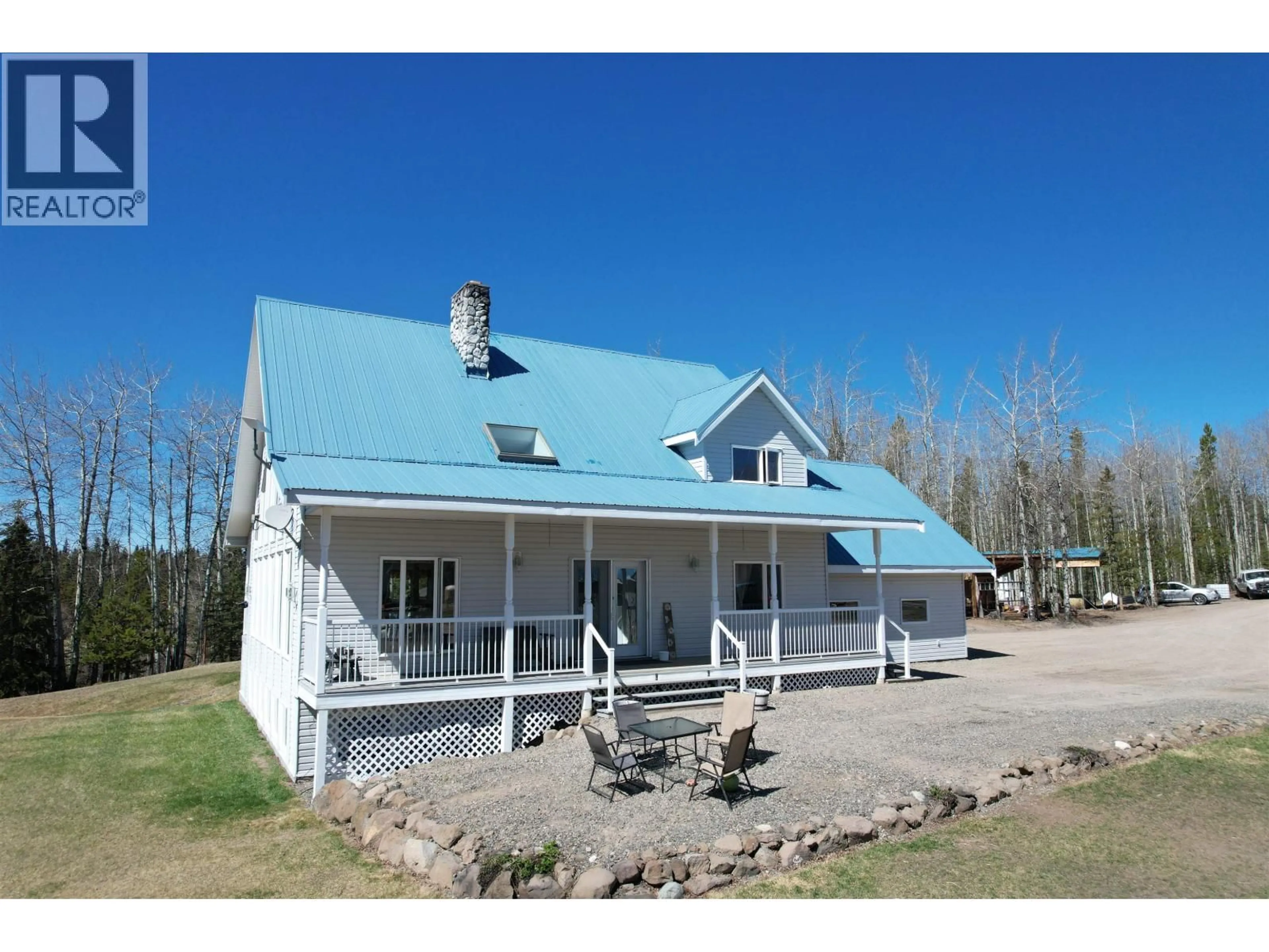 Home with vinyl exterior material, building for 5548 LITTLE FORT 24 HIGHWAY, 100 Mile House British Columbia V0K2E2