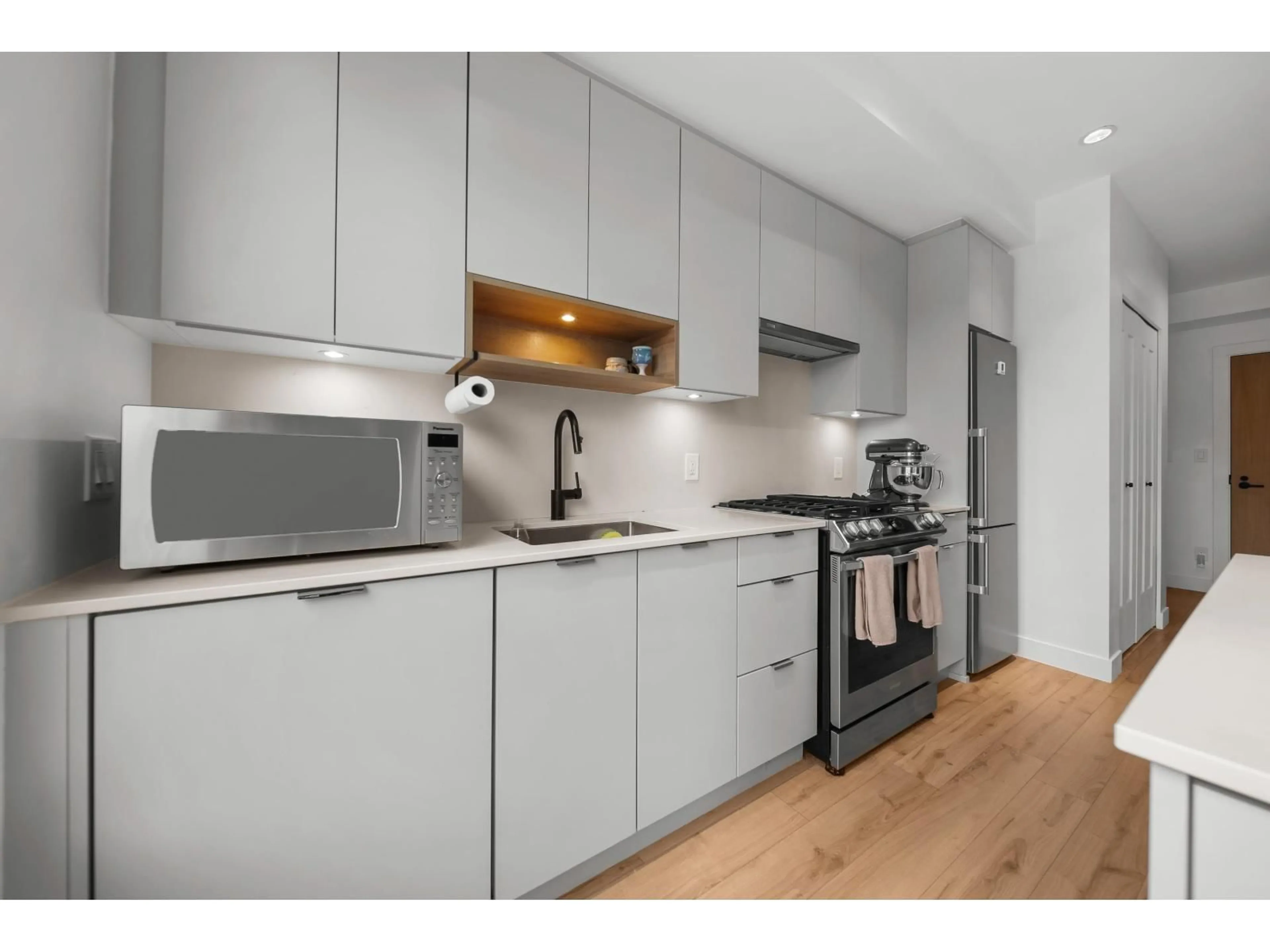 Standard kitchen, wood/laminate floor for 220 - 2493 MONTROSE AVENUE, Abbotsford British Columbia V2S3T2