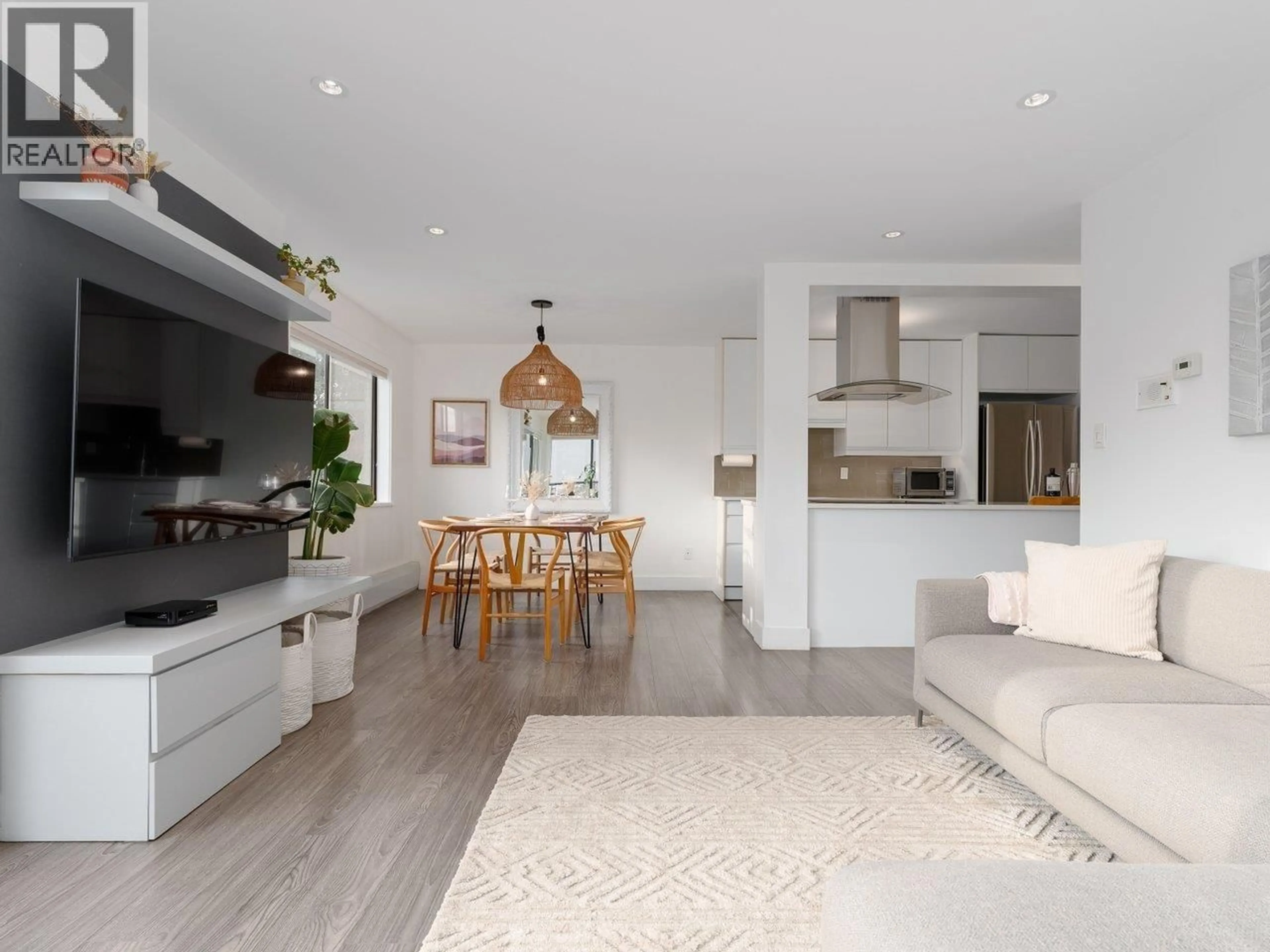 Living room with furniture, unknown for 103 - 127 4TH STREET, North Vancouver British Columbia V7L1H7