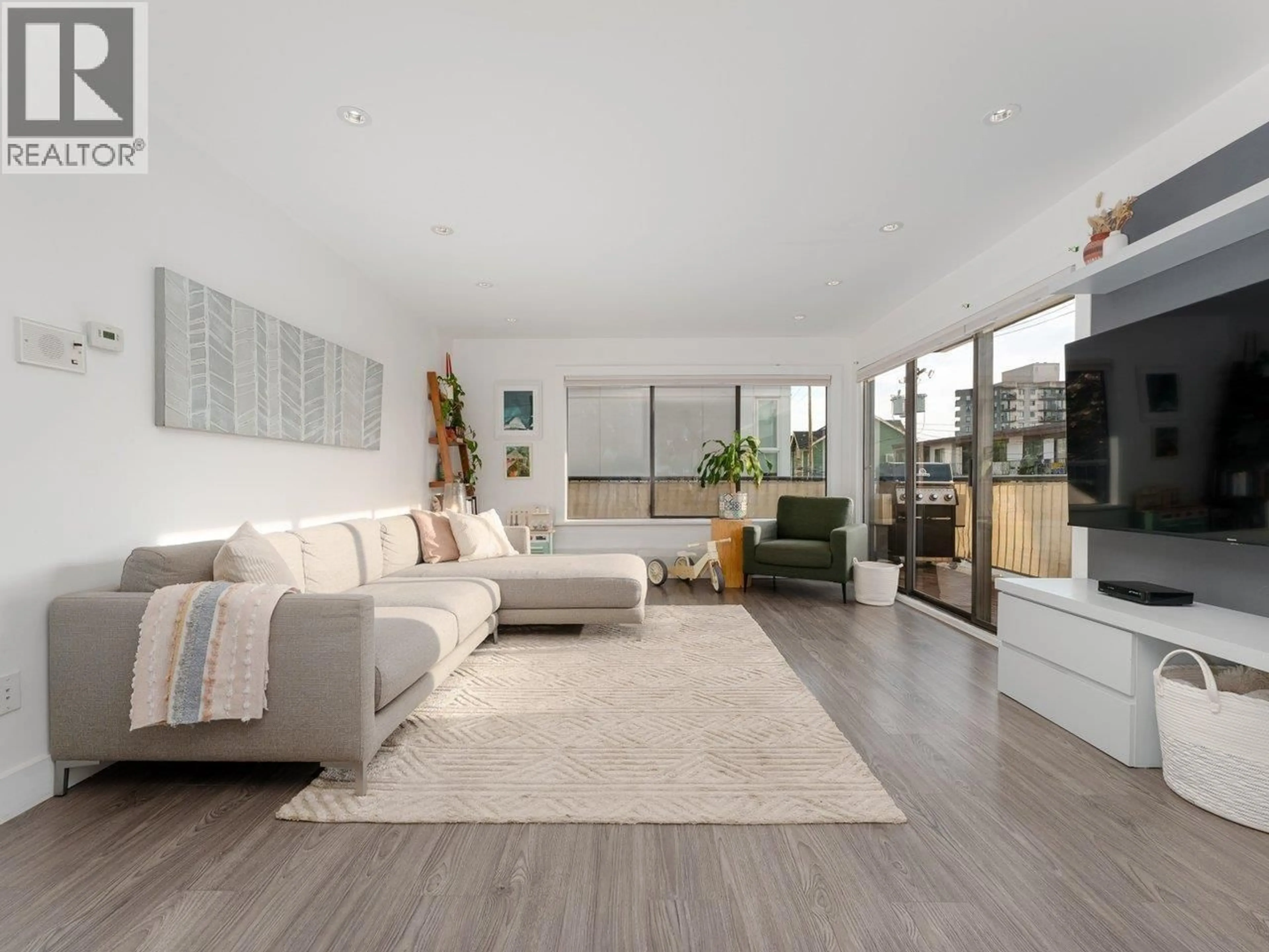 Living room with furniture, unknown for 103 - 127 4TH STREET, North Vancouver British Columbia V7L1H7