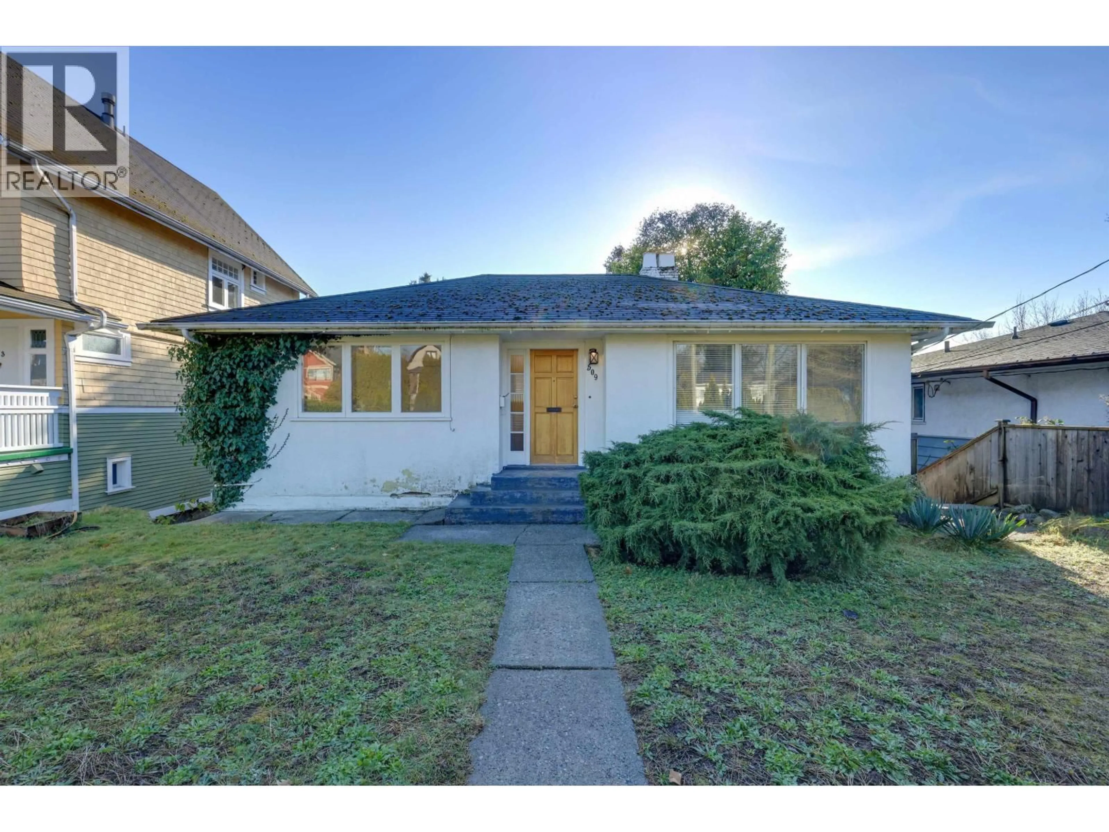 Home with vinyl exterior material, street for 509 KEITH ROAD, North Vancouver British Columbia V7L1W3
