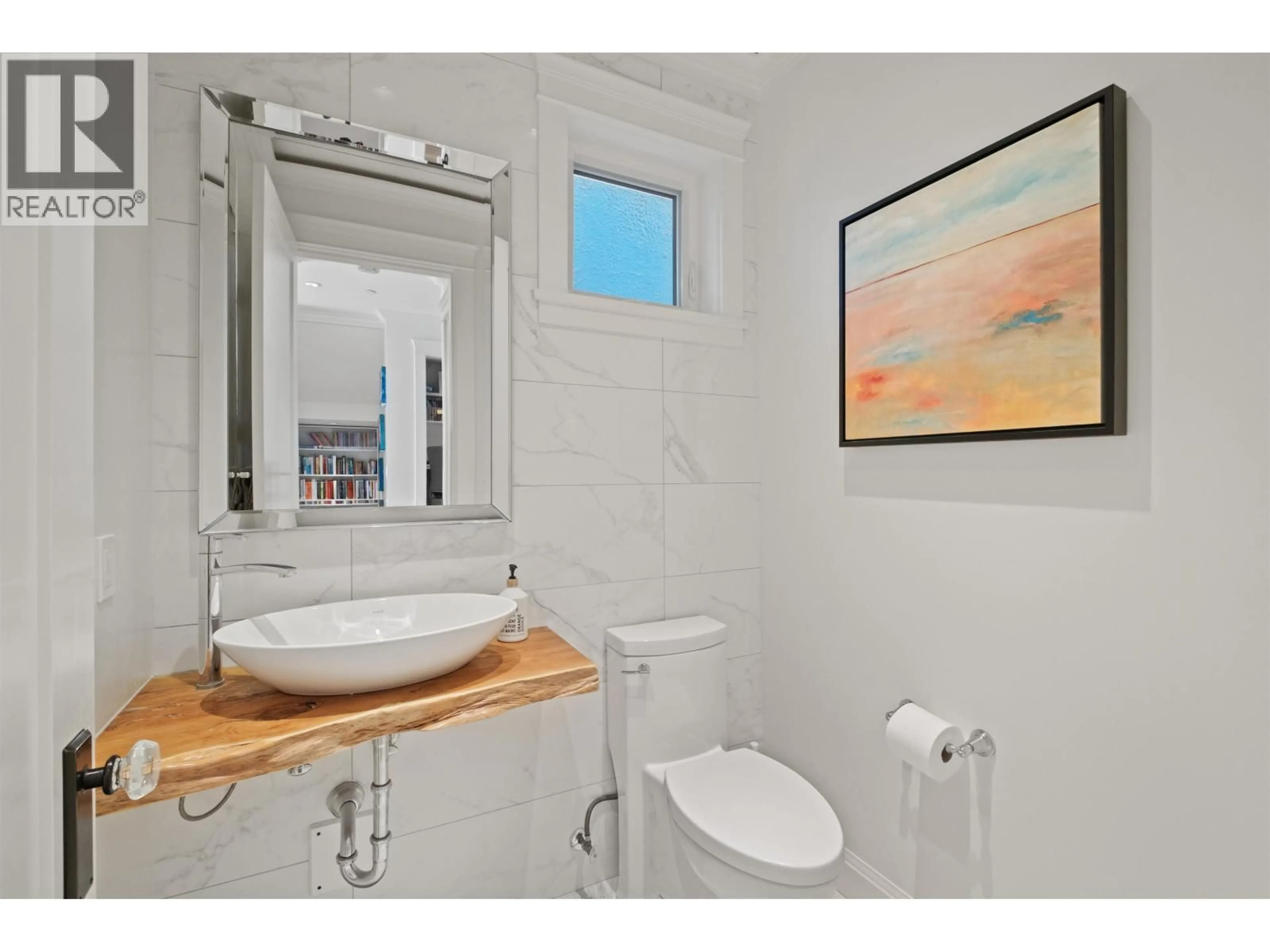 Standard bathroom, ceramic/tile floor for 1008 14TH AVENUE, Vancouver British Columbia V5T2N9