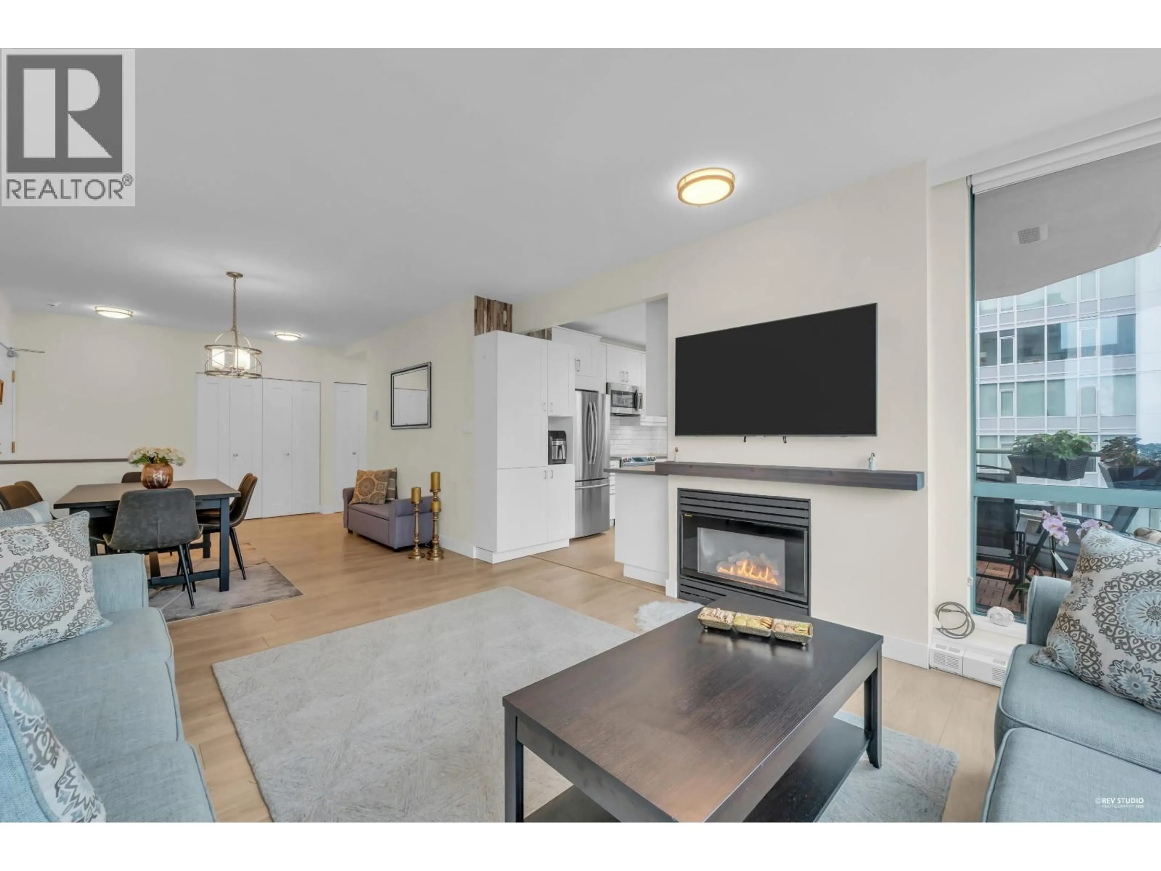 Living room with furniture, unknown for 801 - 140 14 STREET, North Vancouver British Columbia V7L2N3