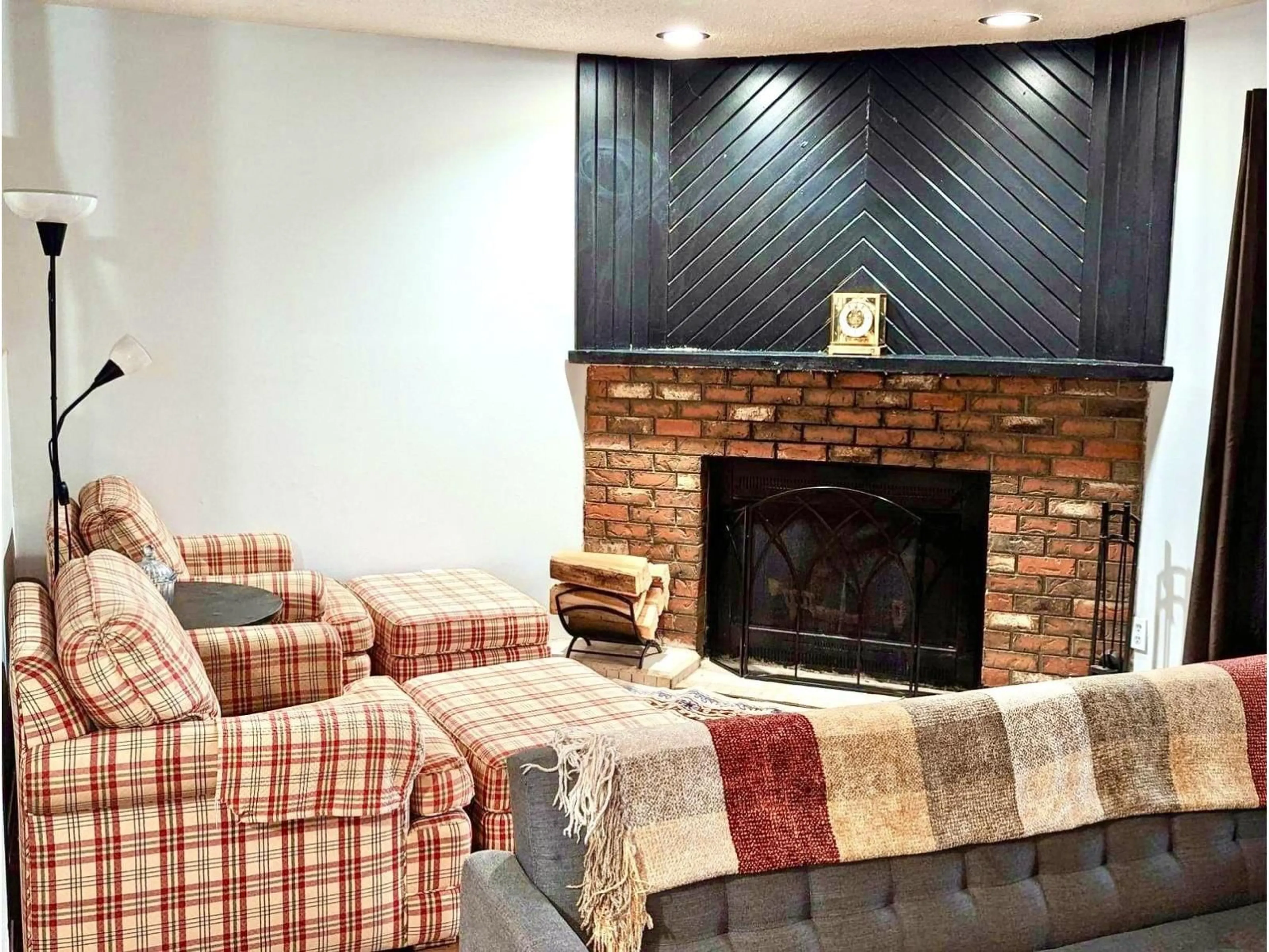 Living room with furniture, unknown for 19883 53 AVENUE, Langley British Columbia V3A6W2