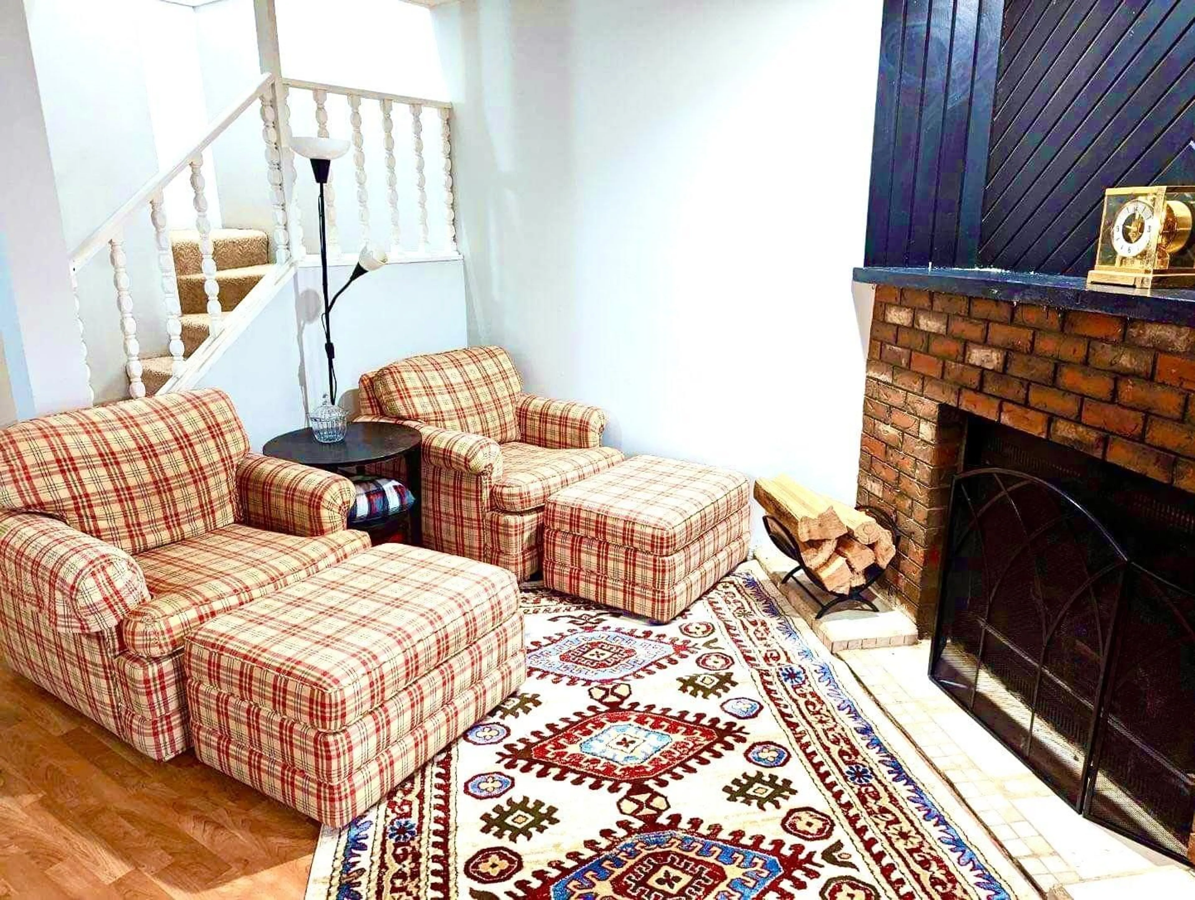 Living room with furniture, carpet floor for 19883 53 AVENUE, Langley British Columbia V3A6W2