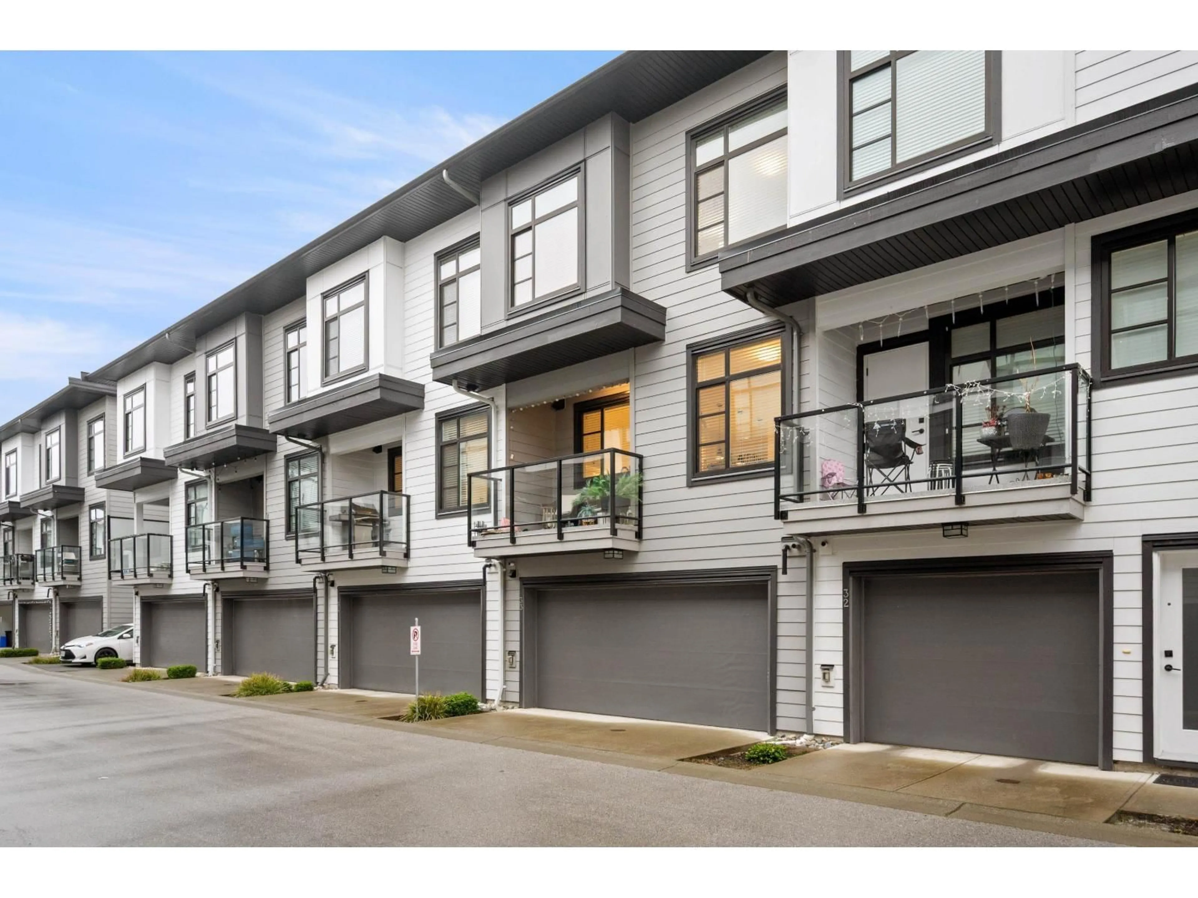 Home with vinyl exterior material, street for 33 - 7127 193A STREET, Surrey British Columbia V4N6V9