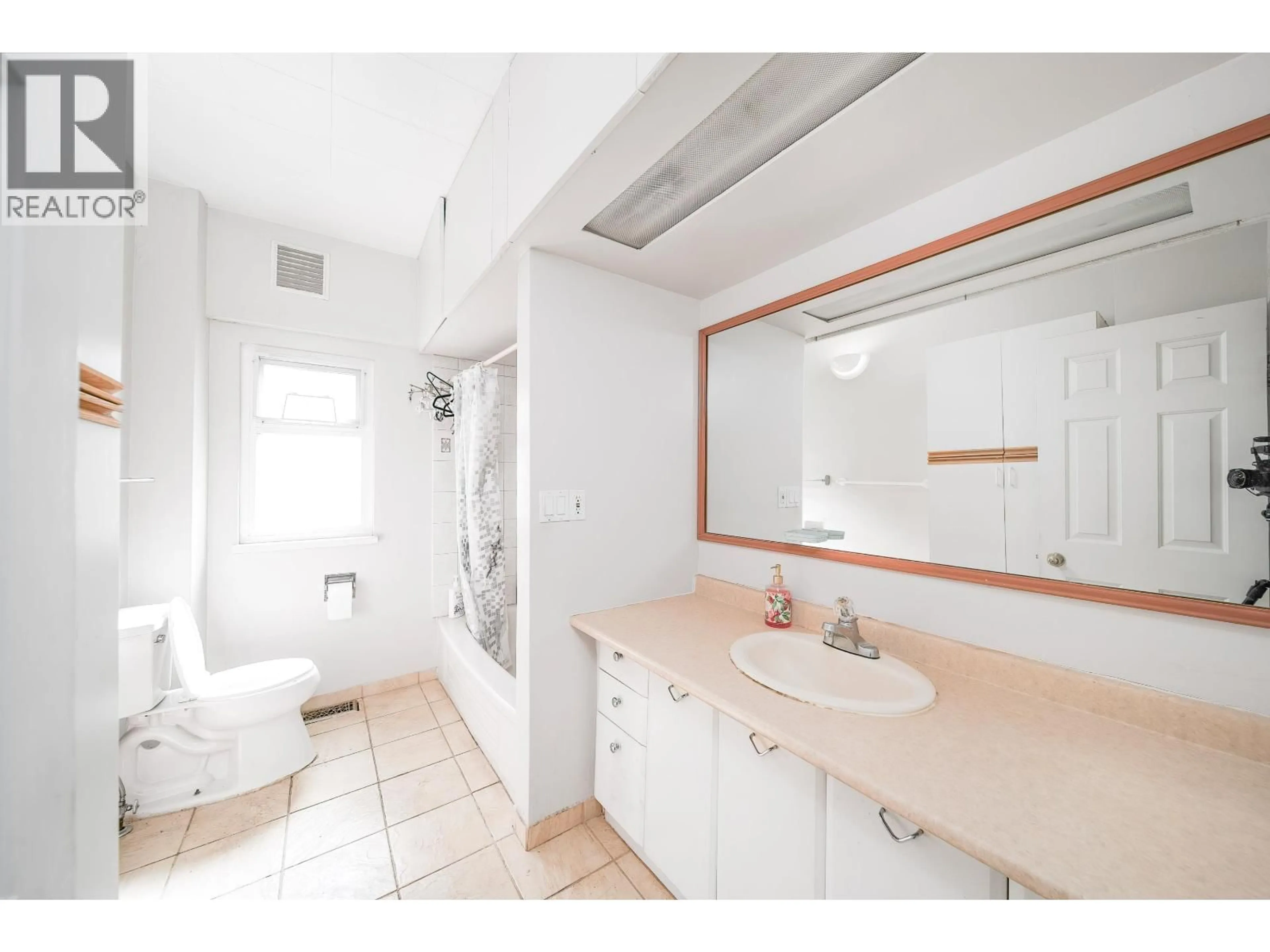 Standard bathroom, ceramic/tile floor for 1623 66TH AVENUE, Vancouver British Columbia V6P2S1