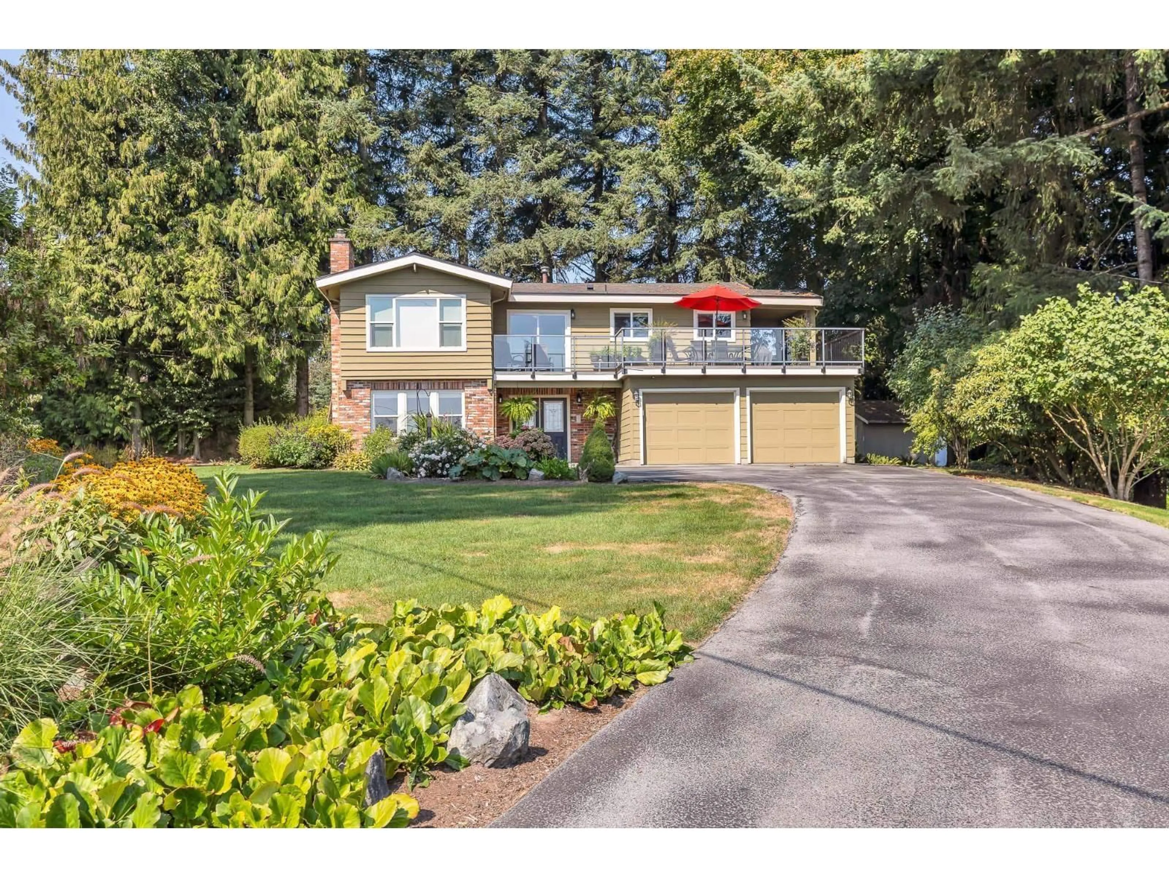 Home with vinyl exterior material, street for 29665 GLENGARRY AVENUE, Abbotsford British Columbia V4X1Z7