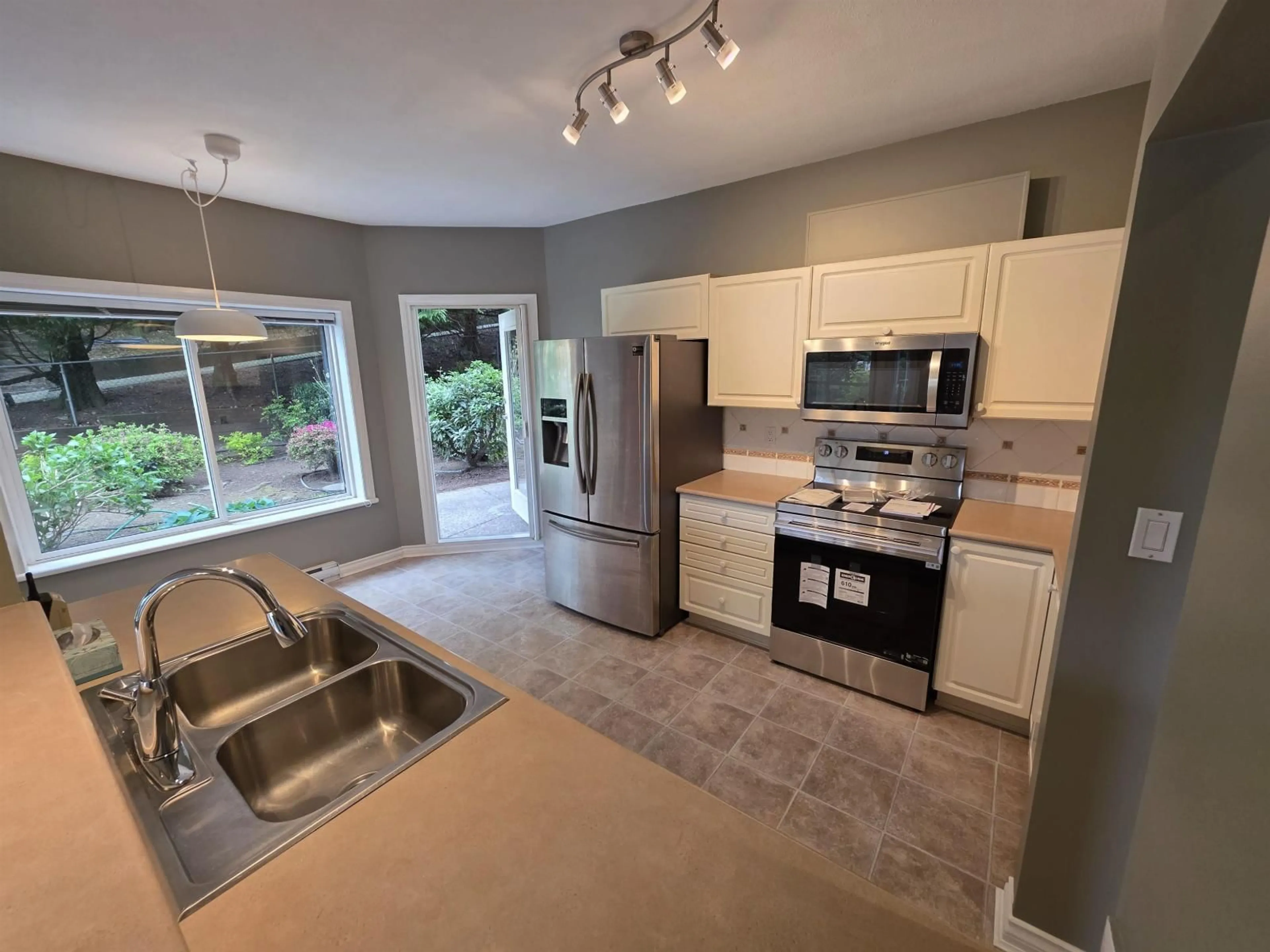 Open concept kitchen, ceramic/tile floor for 102 - 34101 OLD YALE ROAD, Abbotsford British Columbia V2S2K4