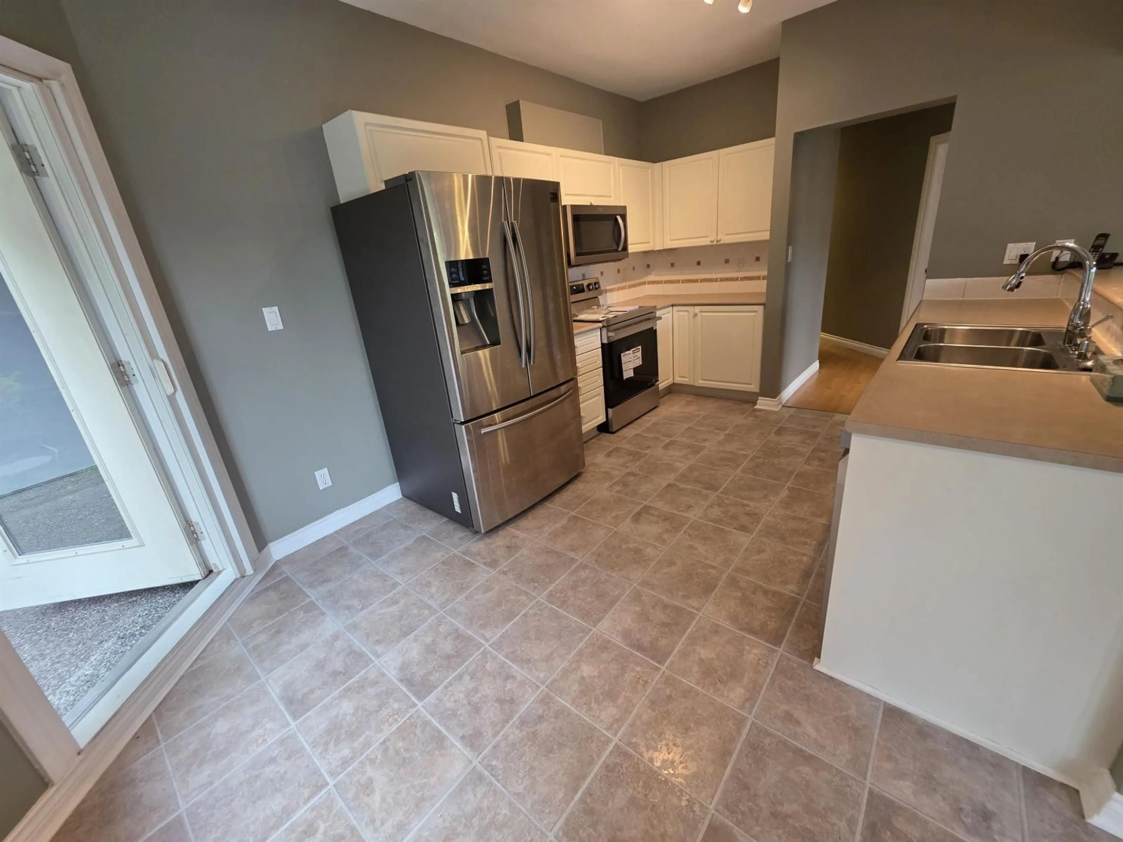 Open concept kitchen, ceramic/tile floor for 102 - 34101 OLD YALE ROAD, Abbotsford British Columbia V2S2K4