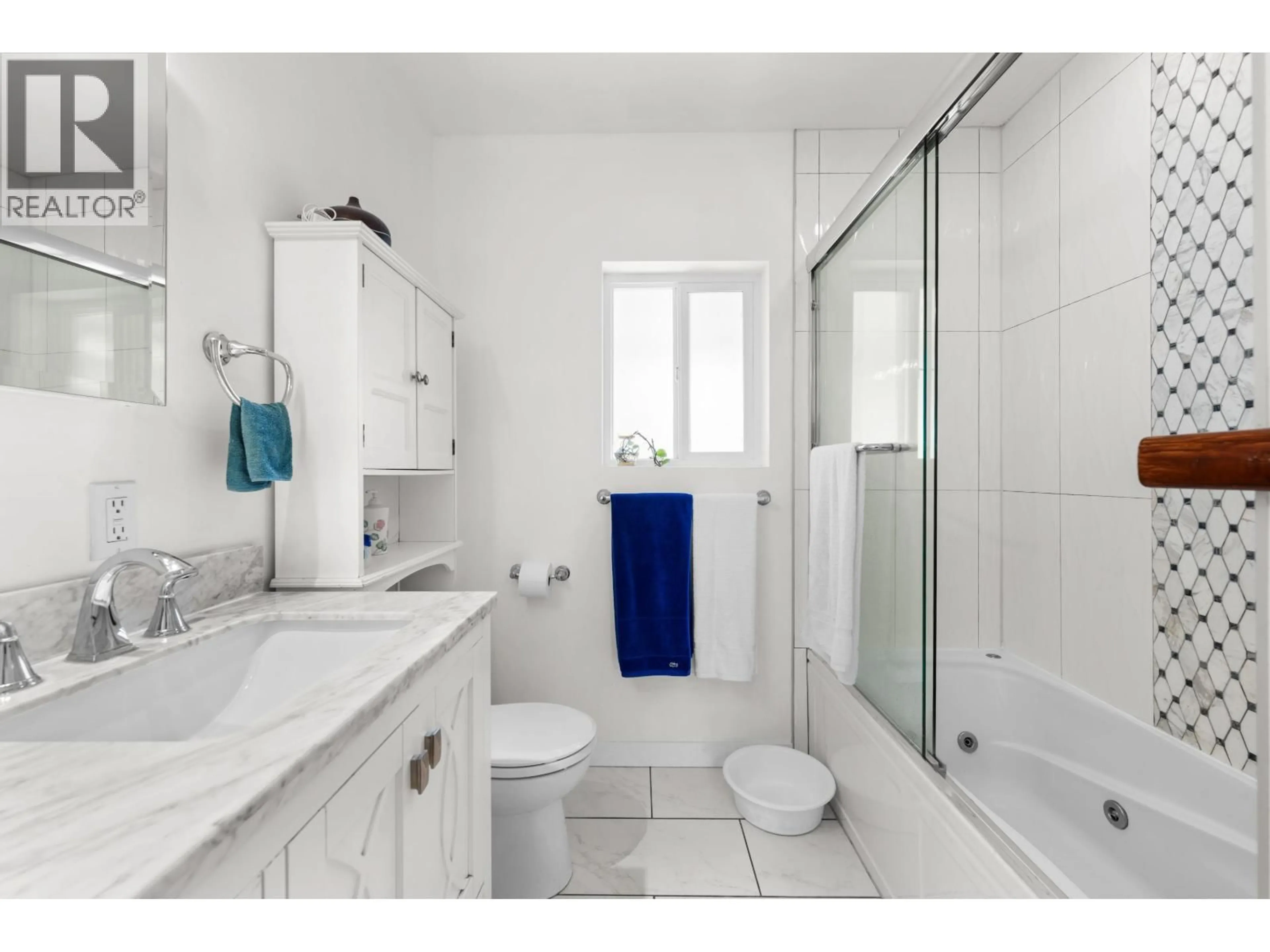 Standard bathroom, ceramic/tile floor for 4194 CHERRYWOOD CRESCENT, Burnaby British Columbia V5G2S1