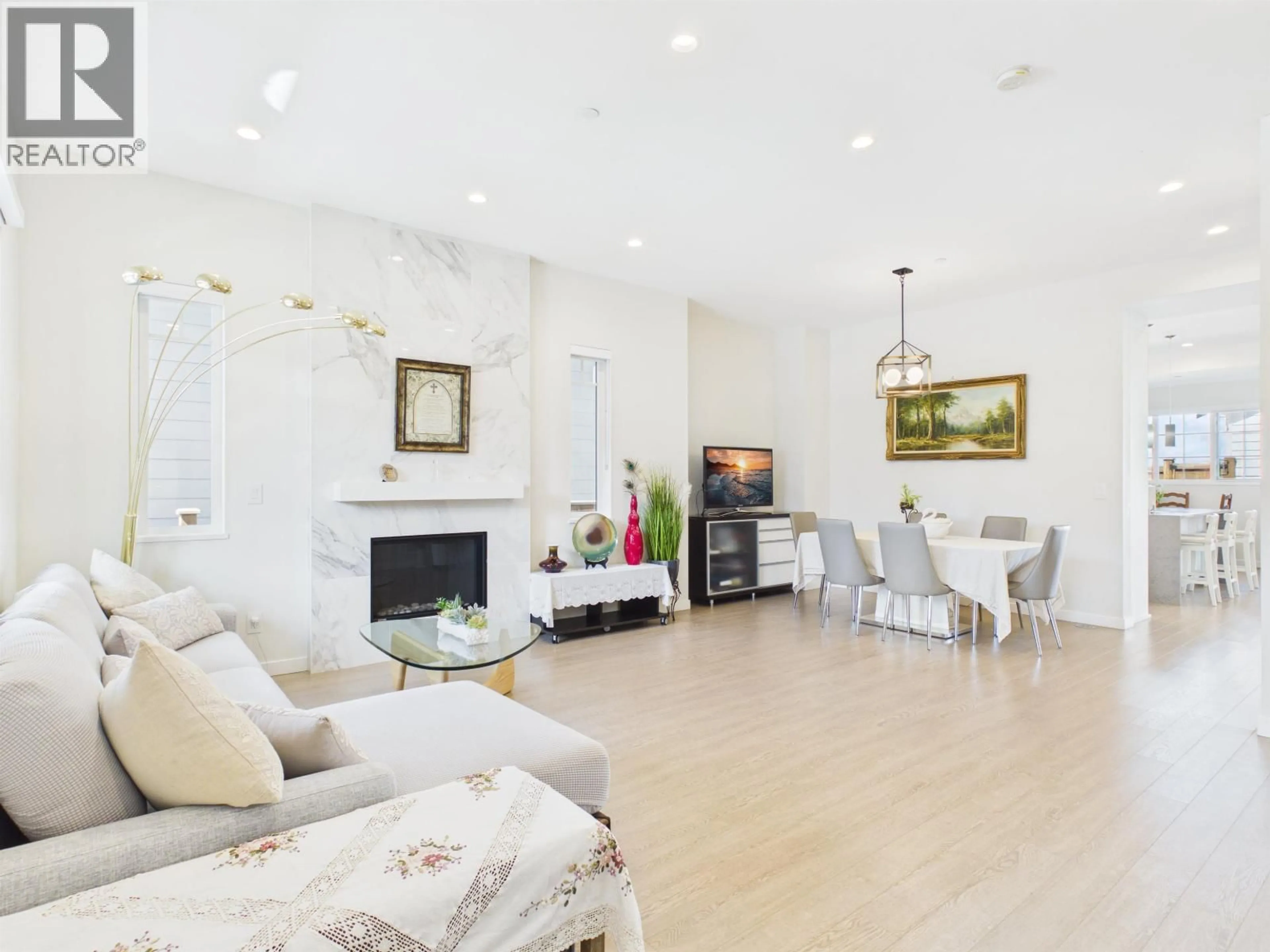 Living room with furniture, wood/laminate floor for 4705 HAZELNUT WAY, Tsawwassen British Columbia V4M4G2