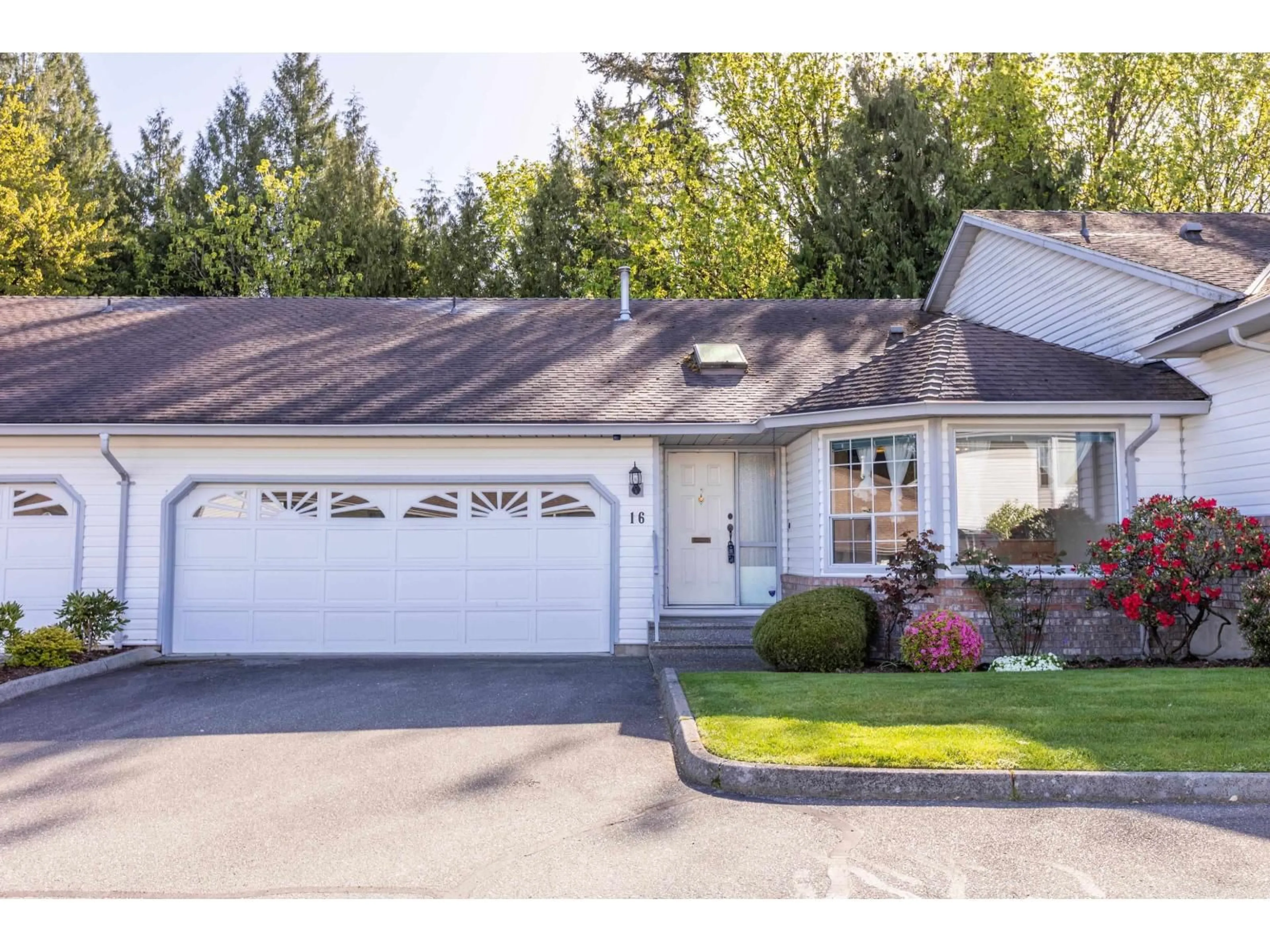 Home with vinyl exterior material, street for 16 - 2988 HORN STREET, Abbotsford British Columbia V2S3C1