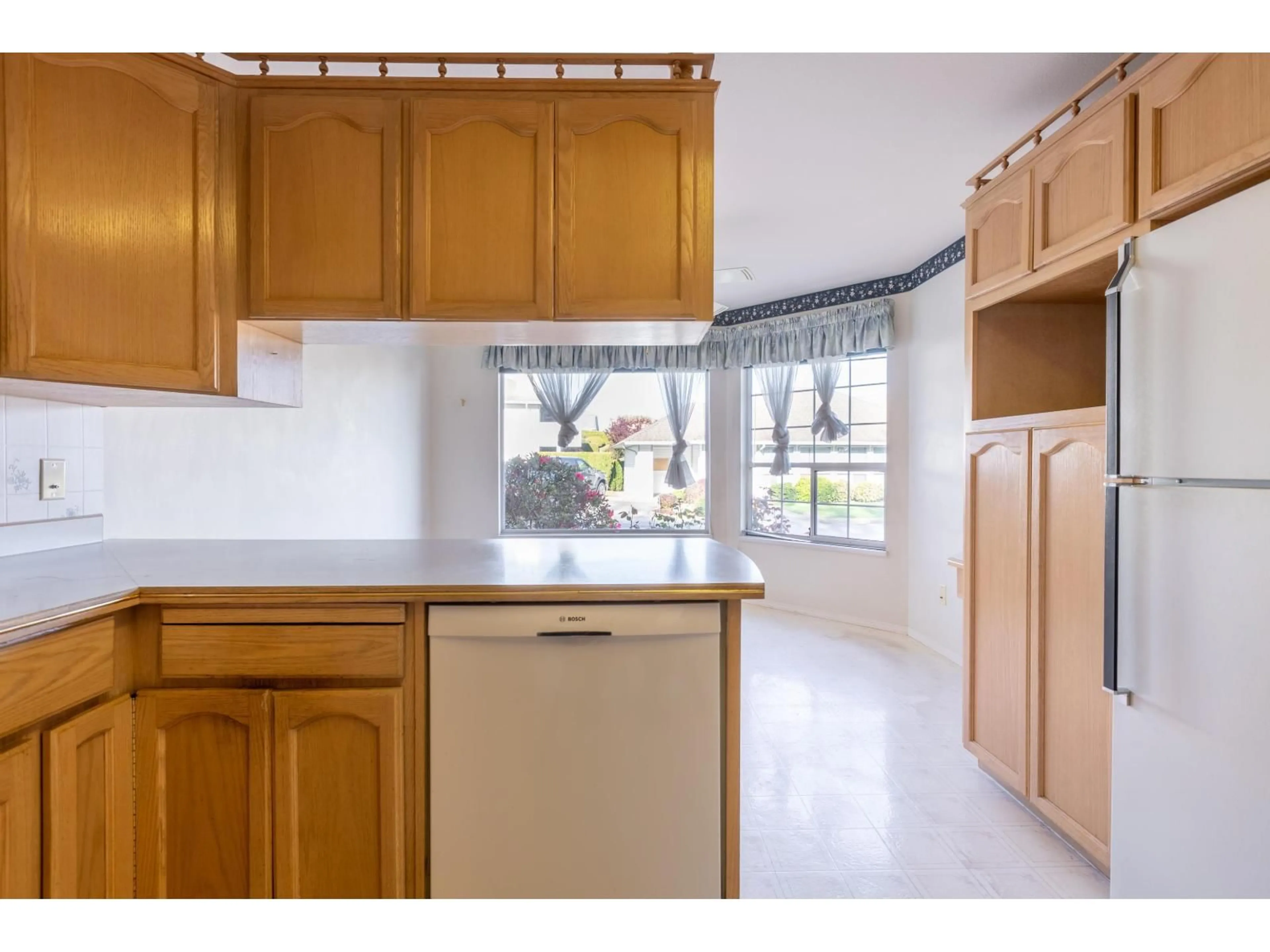 Standard kitchen, unknown for 16 - 2988 HORN STREET, Abbotsford British Columbia V2S3C1