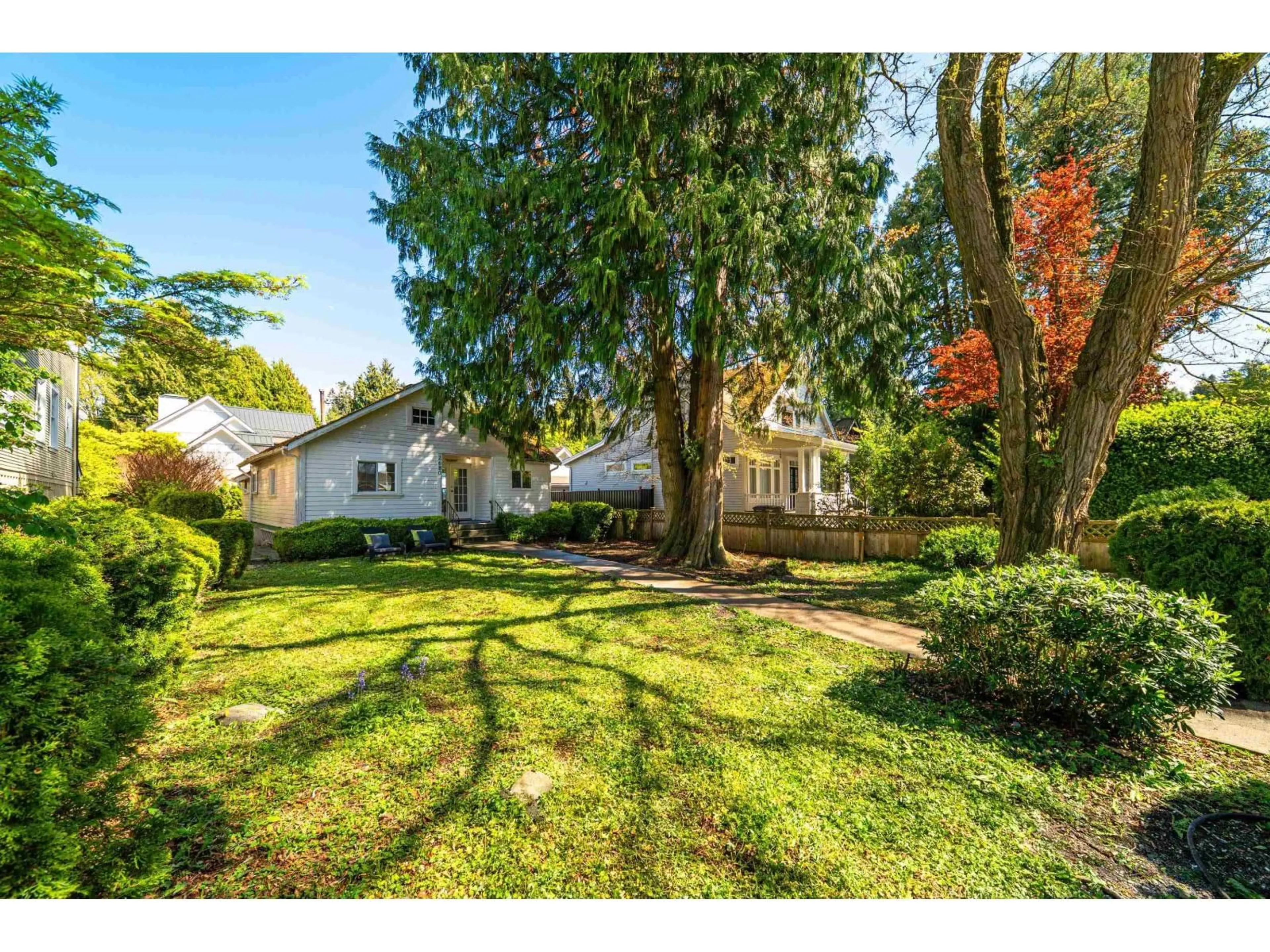 A pic from outside/outdoor area/front of a property/back of a property/a pic from drone, street for 2680 MCBRIDE AVENUE, Surrey British Columbia V4A3G1