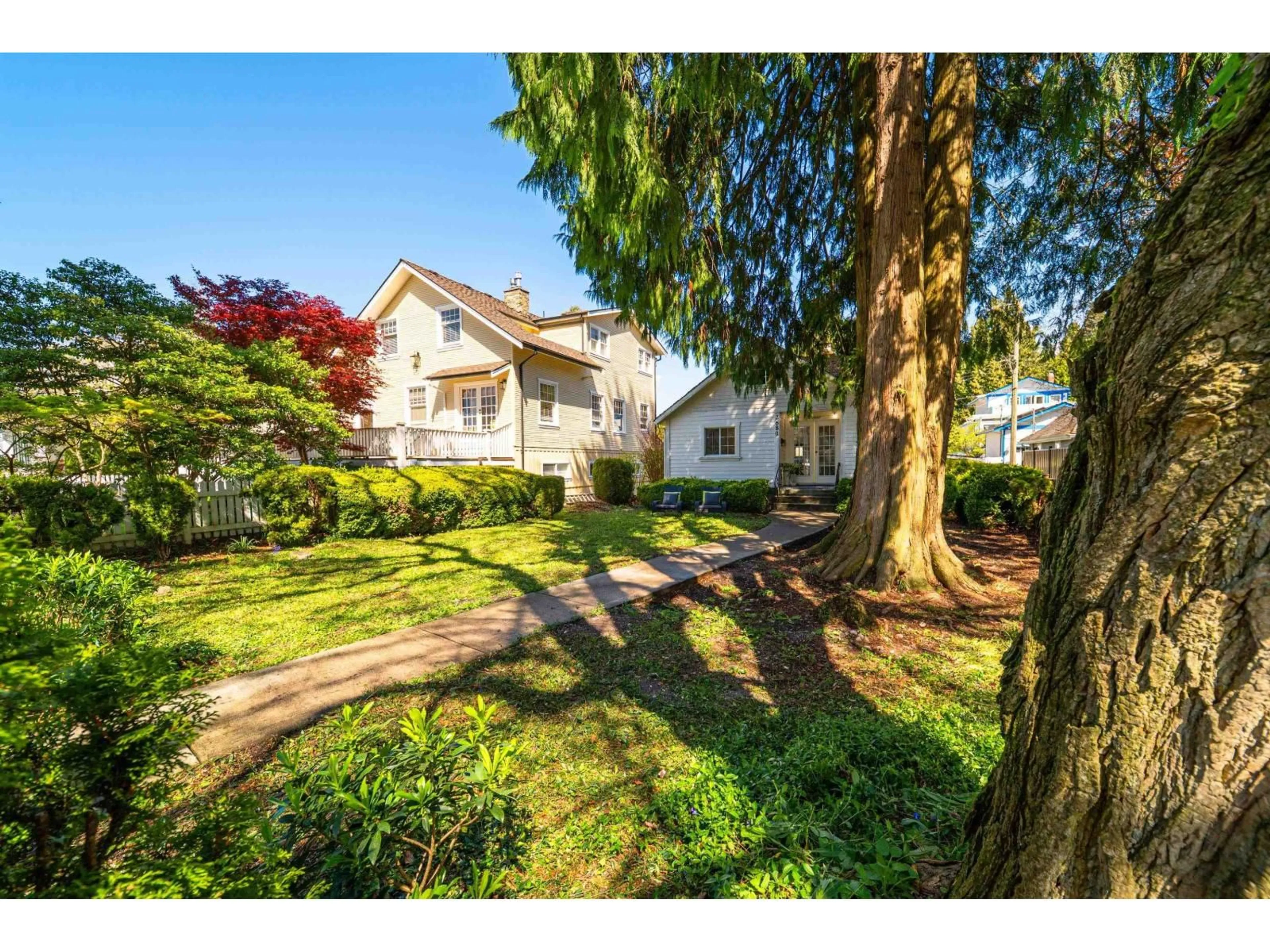 A pic from outside/outdoor area/front of a property/back of a property/a pic from drone, street for 2680 MCBRIDE AVENUE, Surrey British Columbia V4A3G1