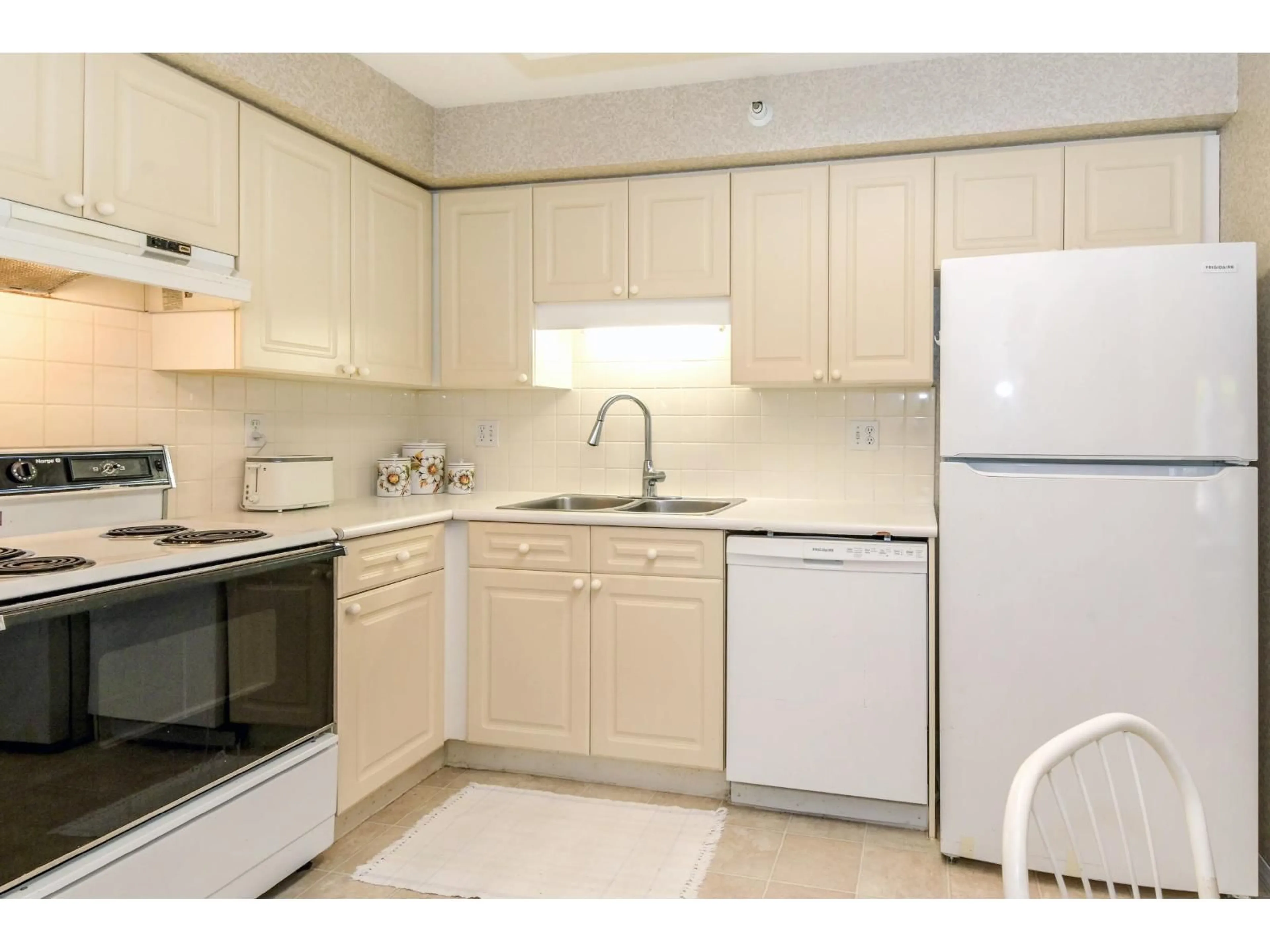 Standard kitchen, unknown for 101 - 20976 56 AVENUE, Langley British Columbia V3A7Z2