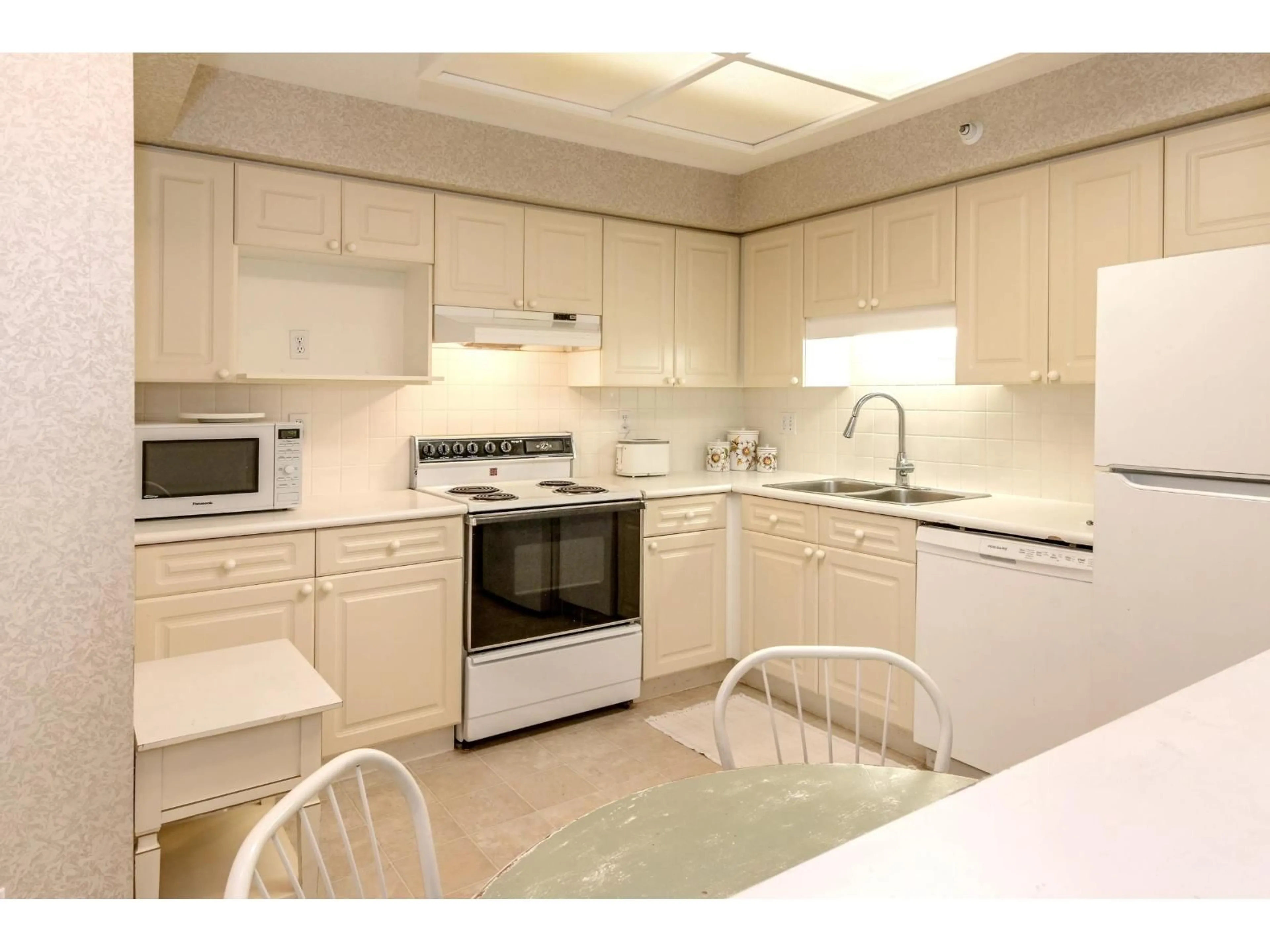 Standard kitchen, unknown for 101 - 20976 56 AVENUE, Langley British Columbia V3A7Z2