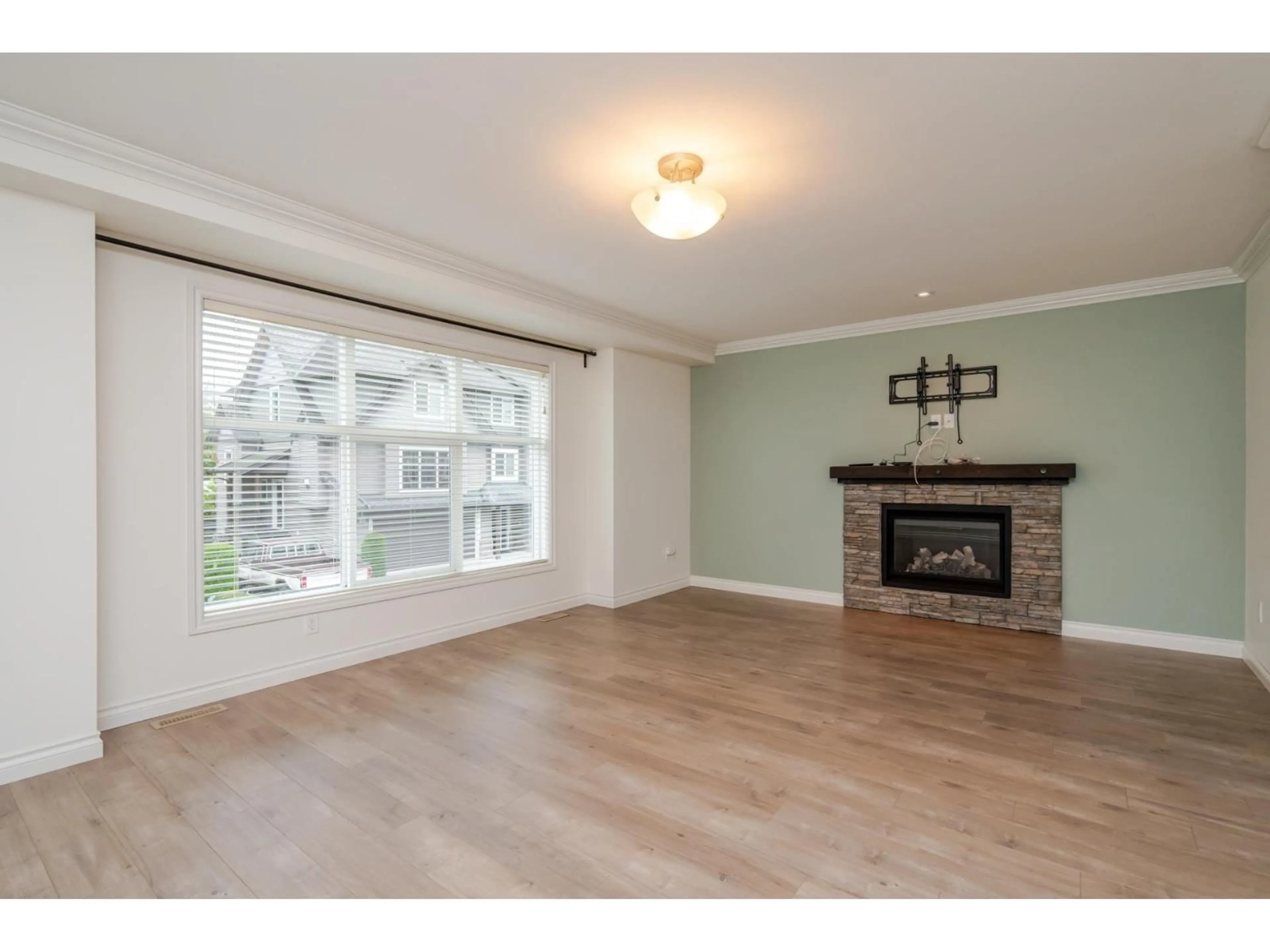 Living room with furniture, wood/laminate floor for 14 - 1609 AGASSIZ-ROSEDALE HIGHWAY NO 9 HIGHWAY, Agassiz British Columbia V0M1A3
