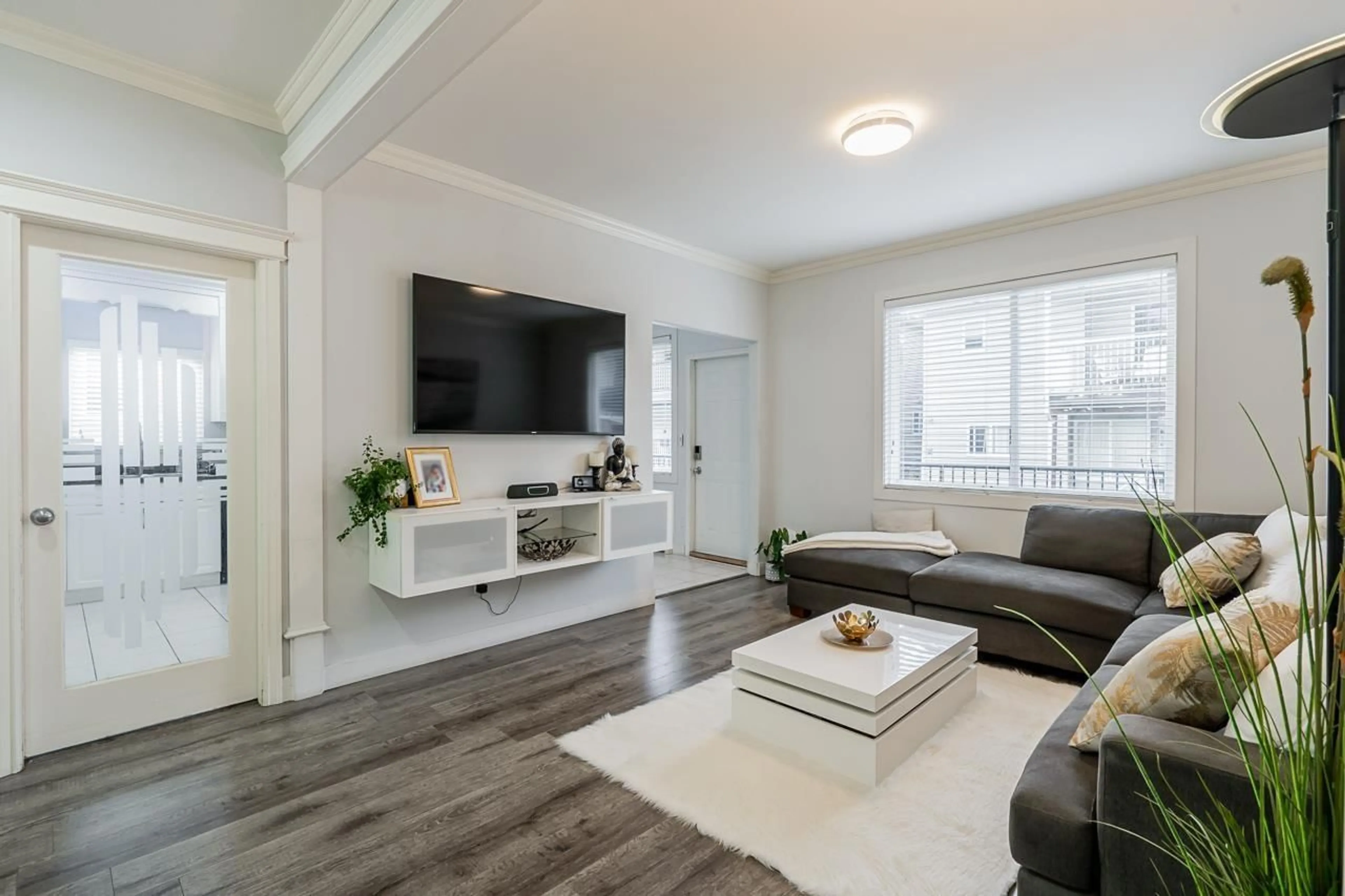 Living room with furniture, wood/laminate floor for 6255 138 STREET, Surrey British Columbia V3X1E6