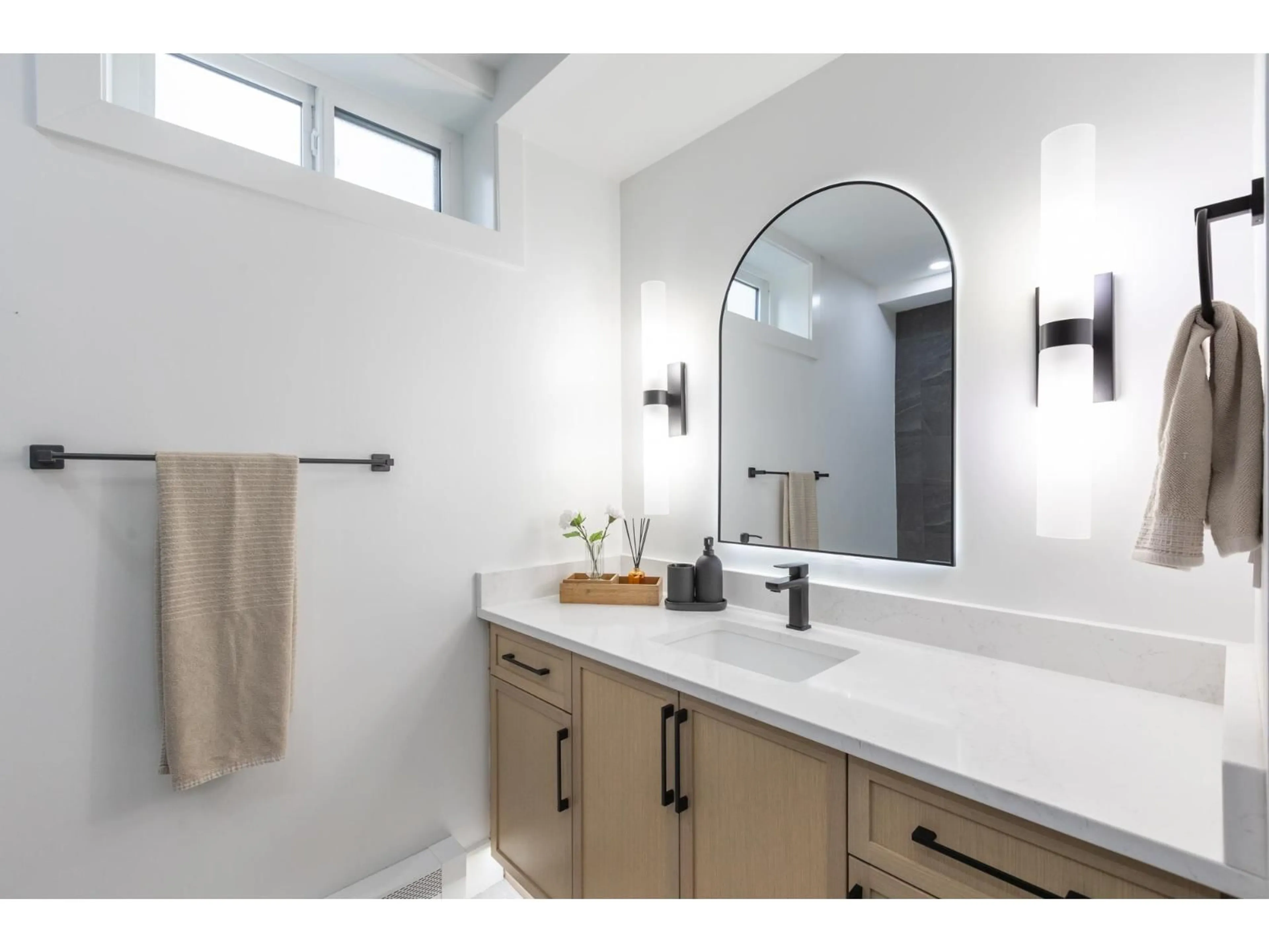 Contemporary bathroom, ceramic/tile floor for 1830 126 STREET, Surrey British Columbia V4A3P5