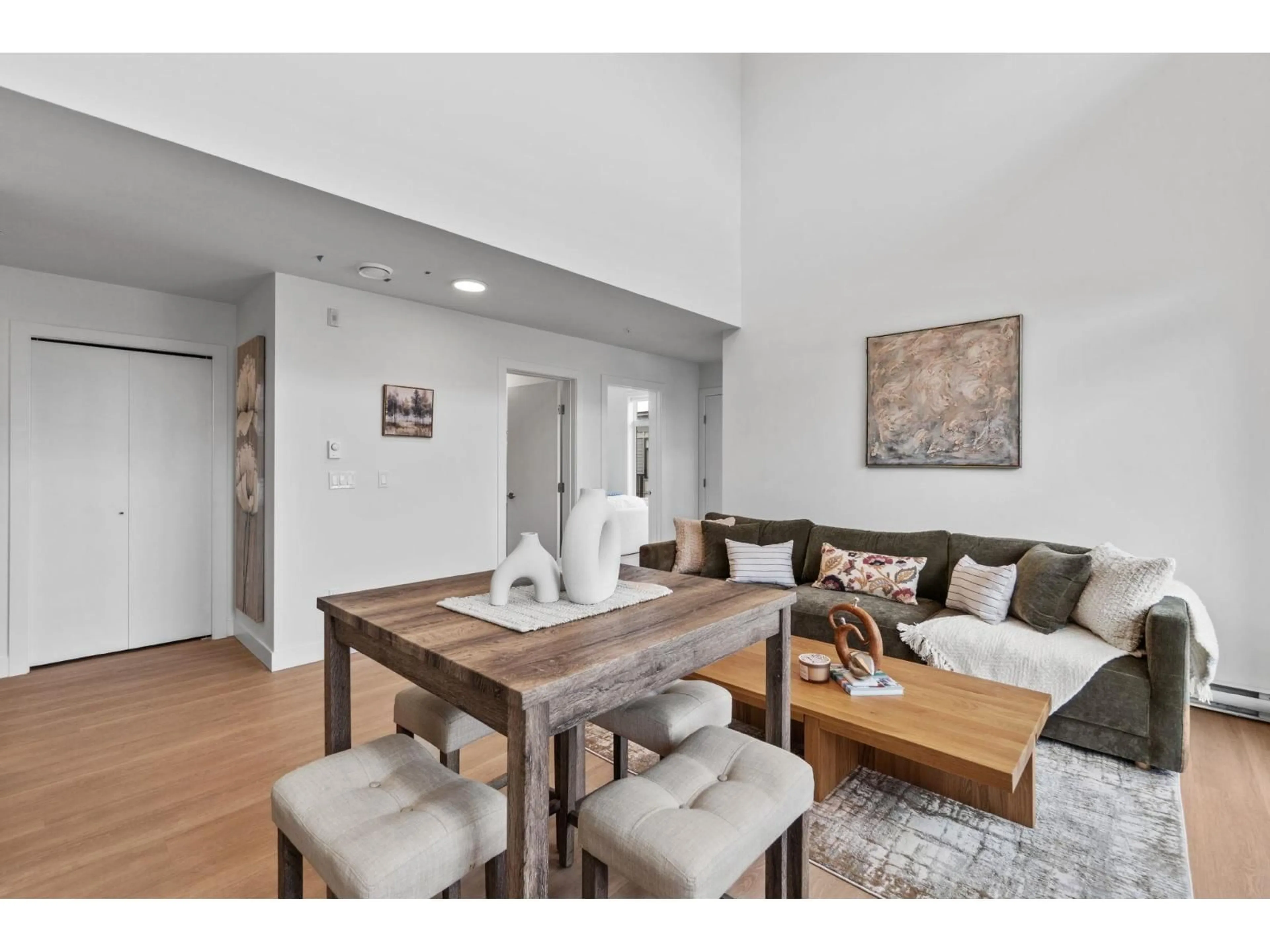 Living room with furniture, wood/laminate floor for 503 - 33820 SOUTH FRASER WAY, Abbotsford British Columbia V2S2C5