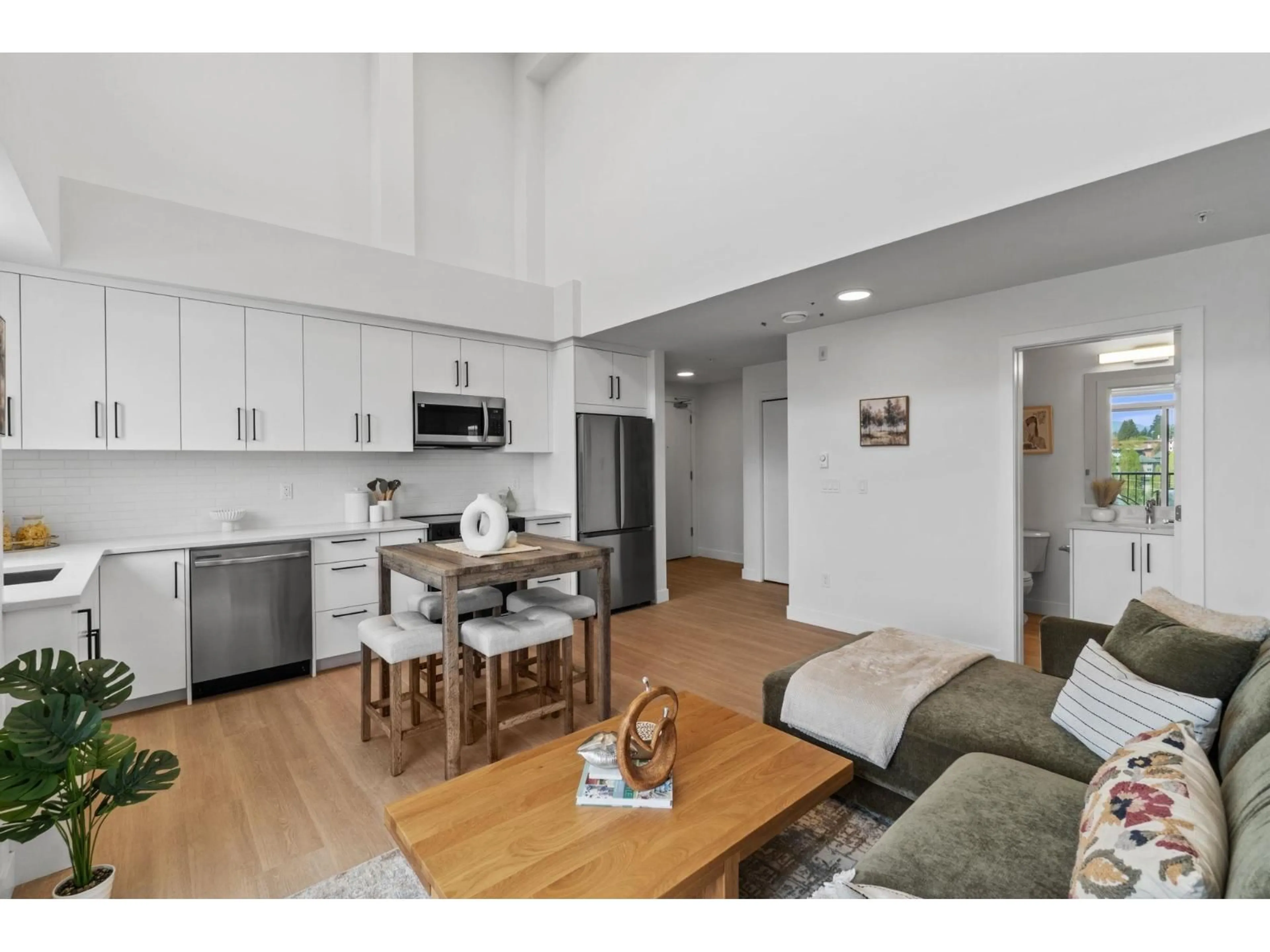 Open concept kitchen, unknown for 503 - 33820 SOUTH FRASER WAY, Abbotsford British Columbia V2S2C5