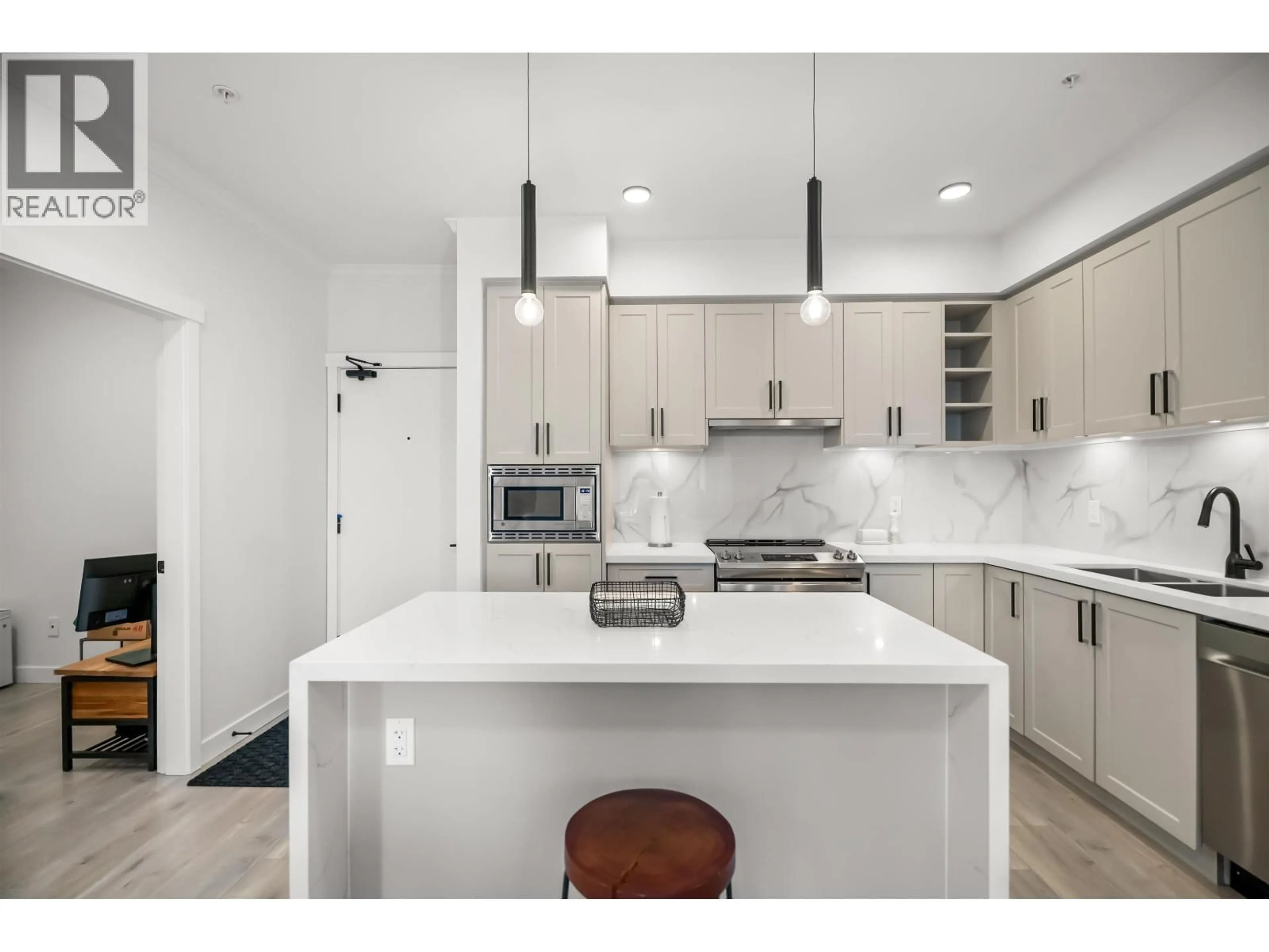 Open concept kitchen, ceramic/tile floor for 306 - 12109 223 STREET, Maple Ridge British Columbia V2X5Y6