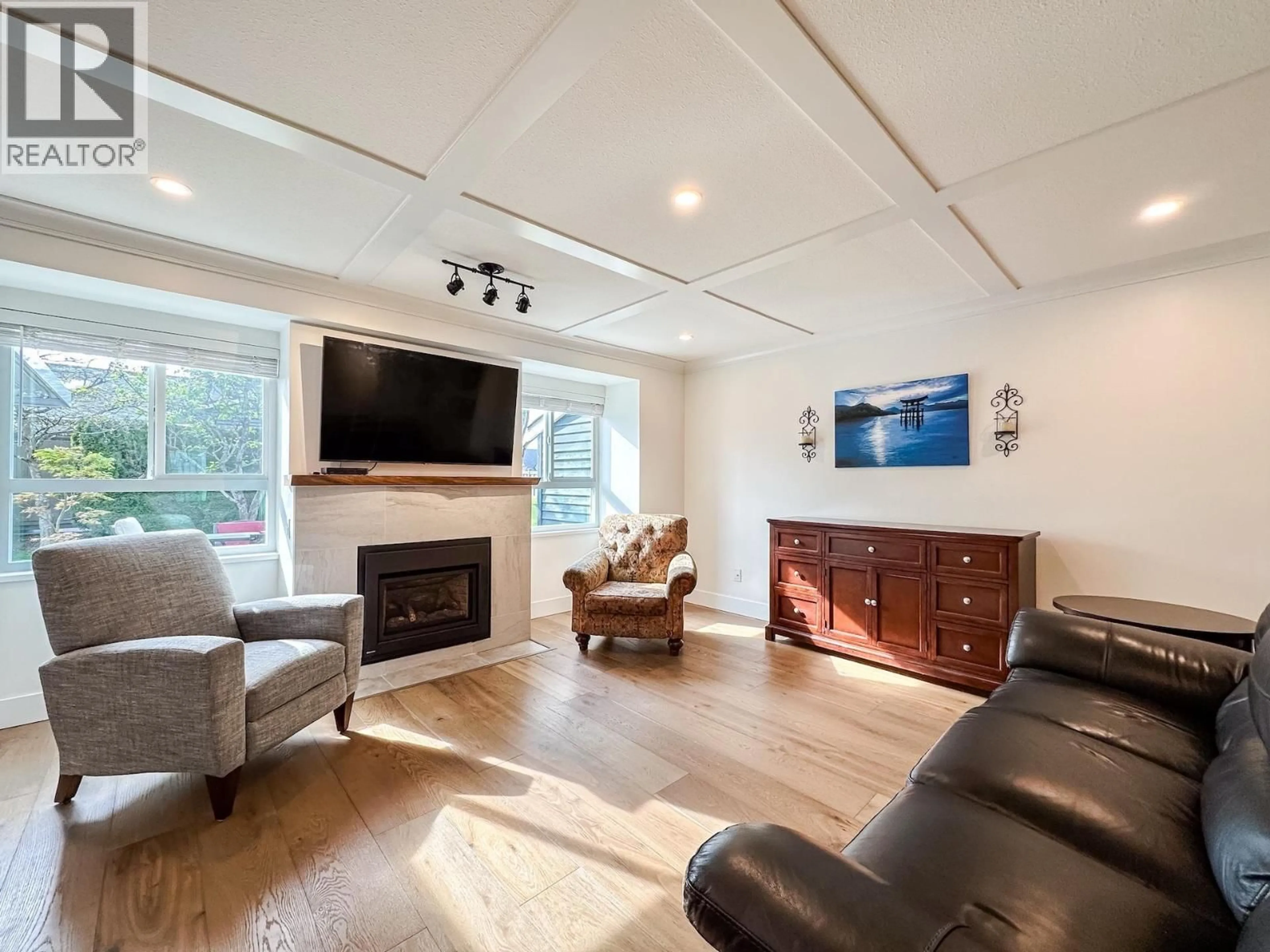 Living room with furniture, wood/laminate floor for 16 - 6320 48A AVENUE, Delta British Columbia V4K4W3