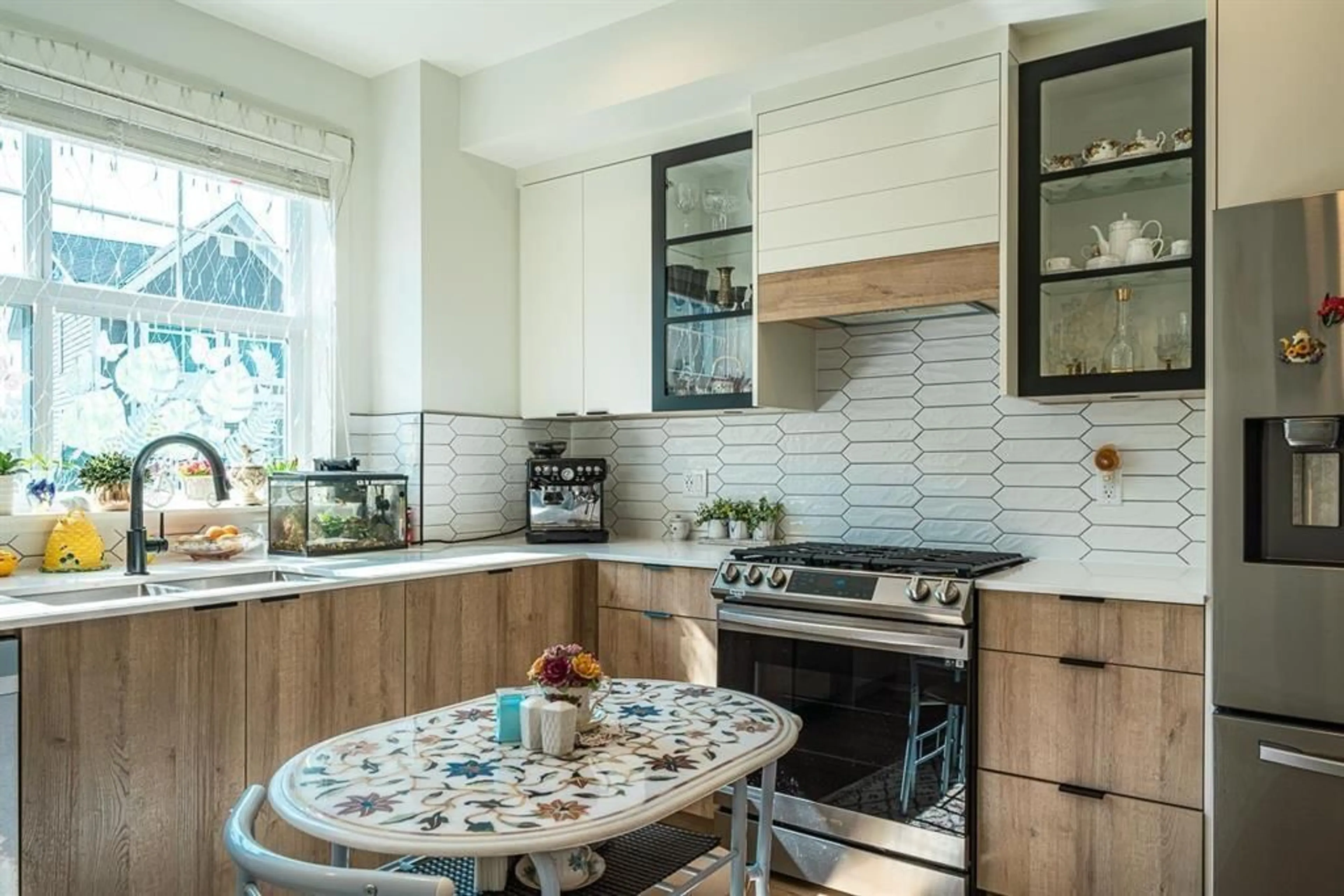 Contemporary kitchen, ceramic/tile floor for 31 - 14541 WINTER CRESCENT, White Rock British Columbia V4P0G5