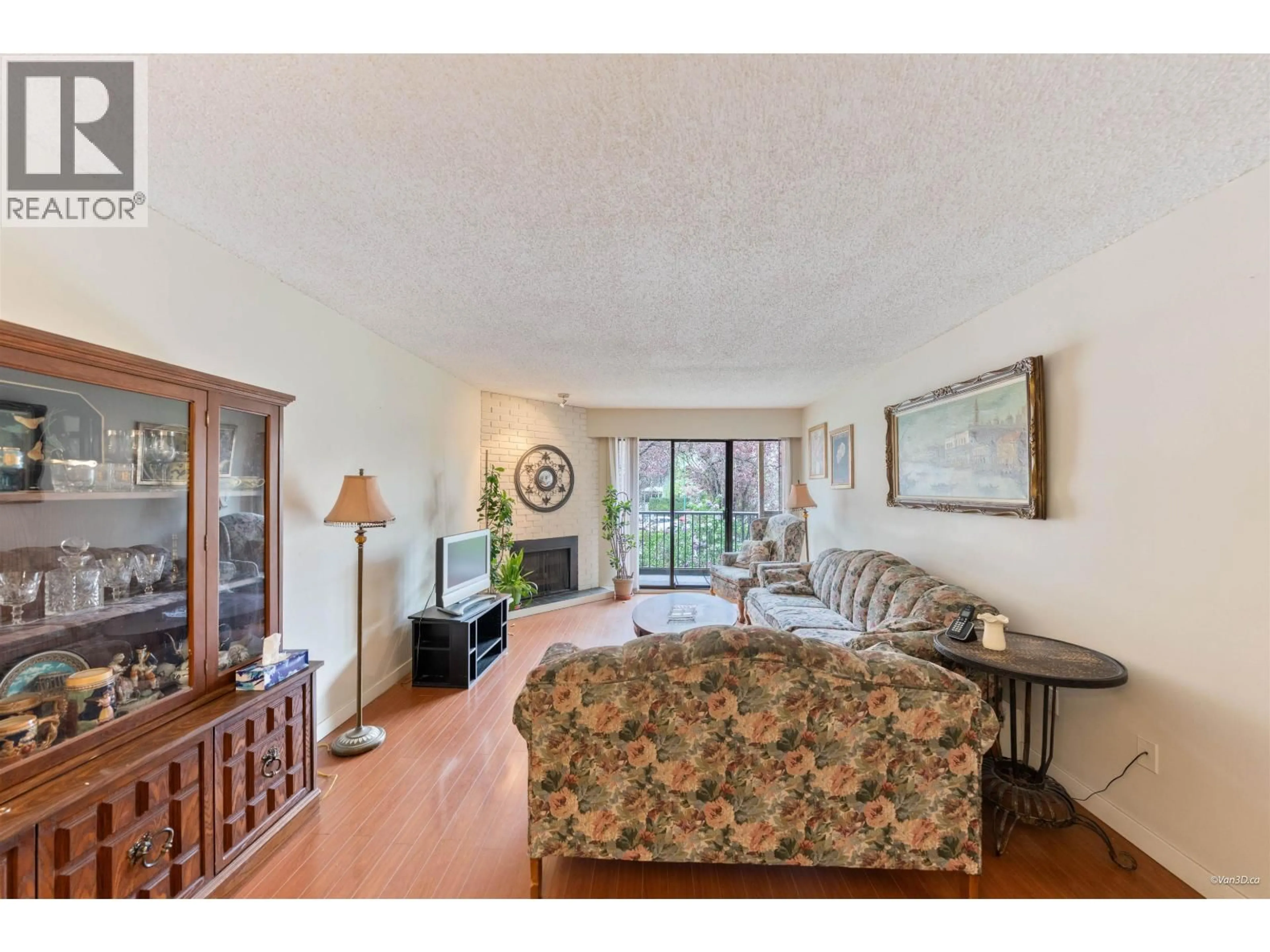 Living room with furniture, unknown for 204 - 2299 30TH AVENUE, Vancouver British Columbia V5N5N1
