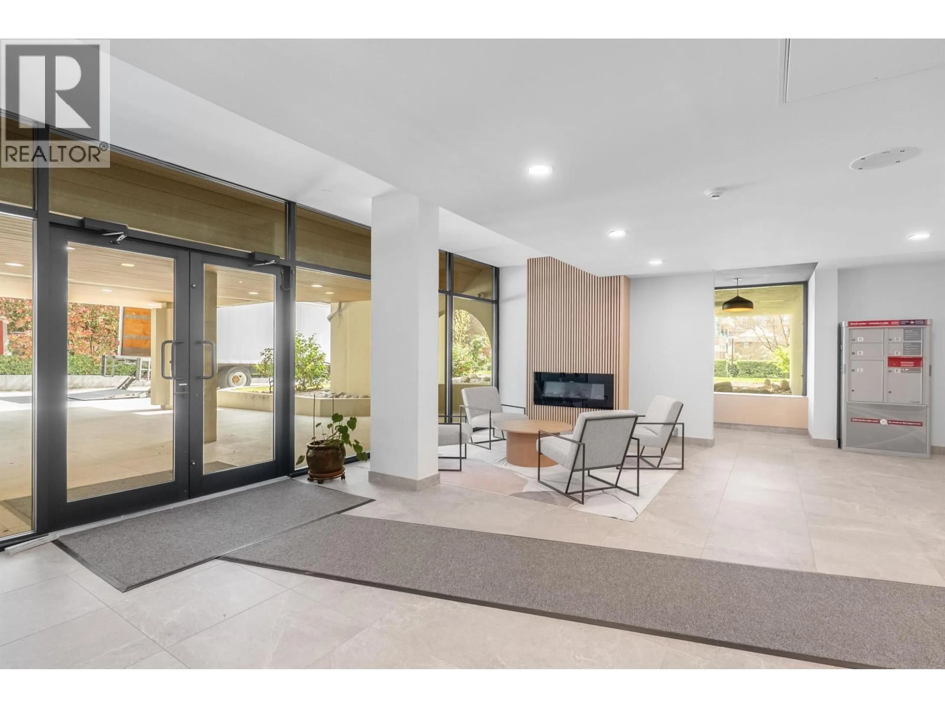 Indoor foyer for 202 - 4353 HALIFAX STREET, Burnaby British Columbia V5C5Z4