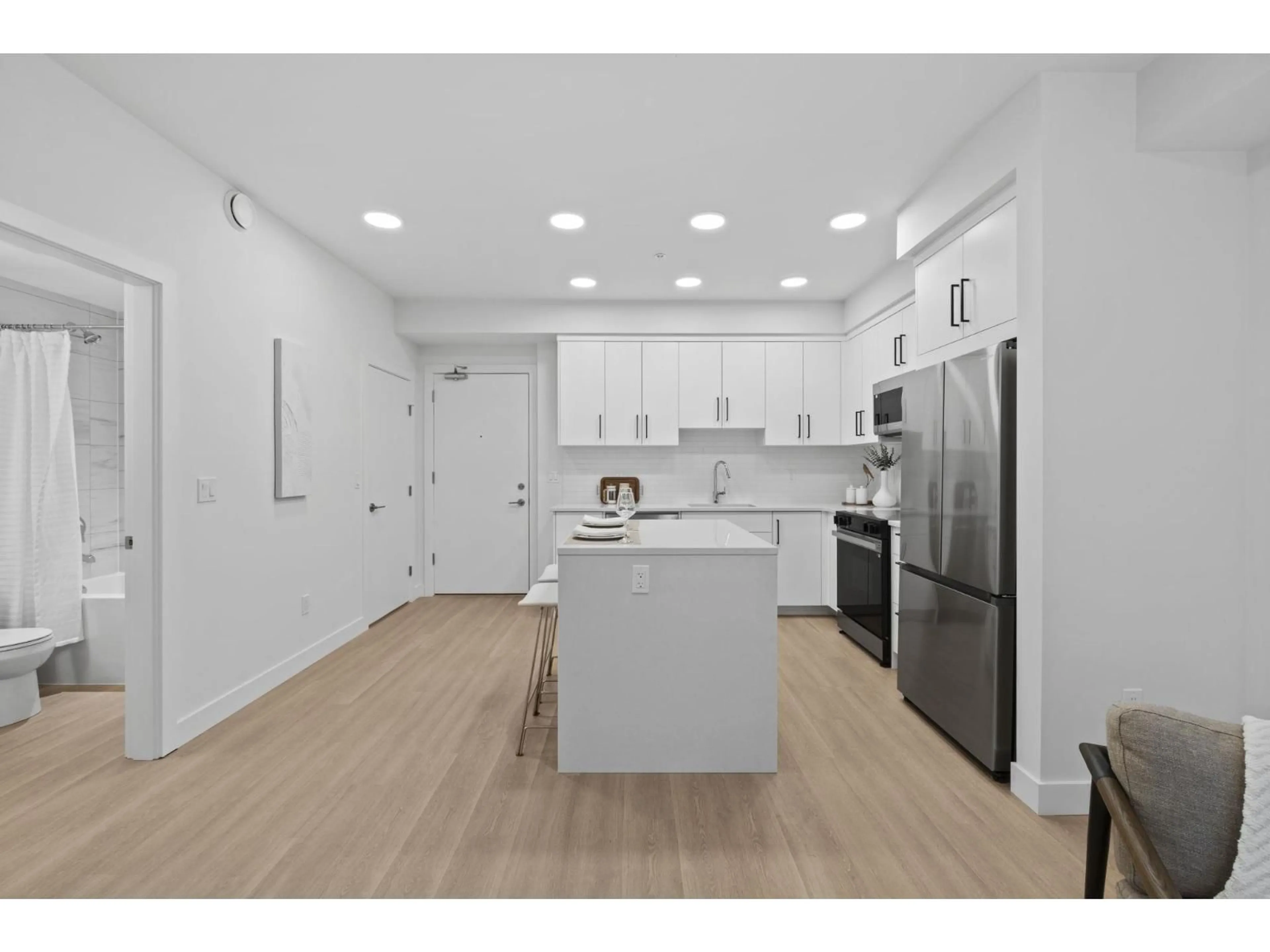 Open concept kitchen, unknown for 308 - 33820 SOUTH FRASER WAY, Abbotsford British Columbia V2S2C5