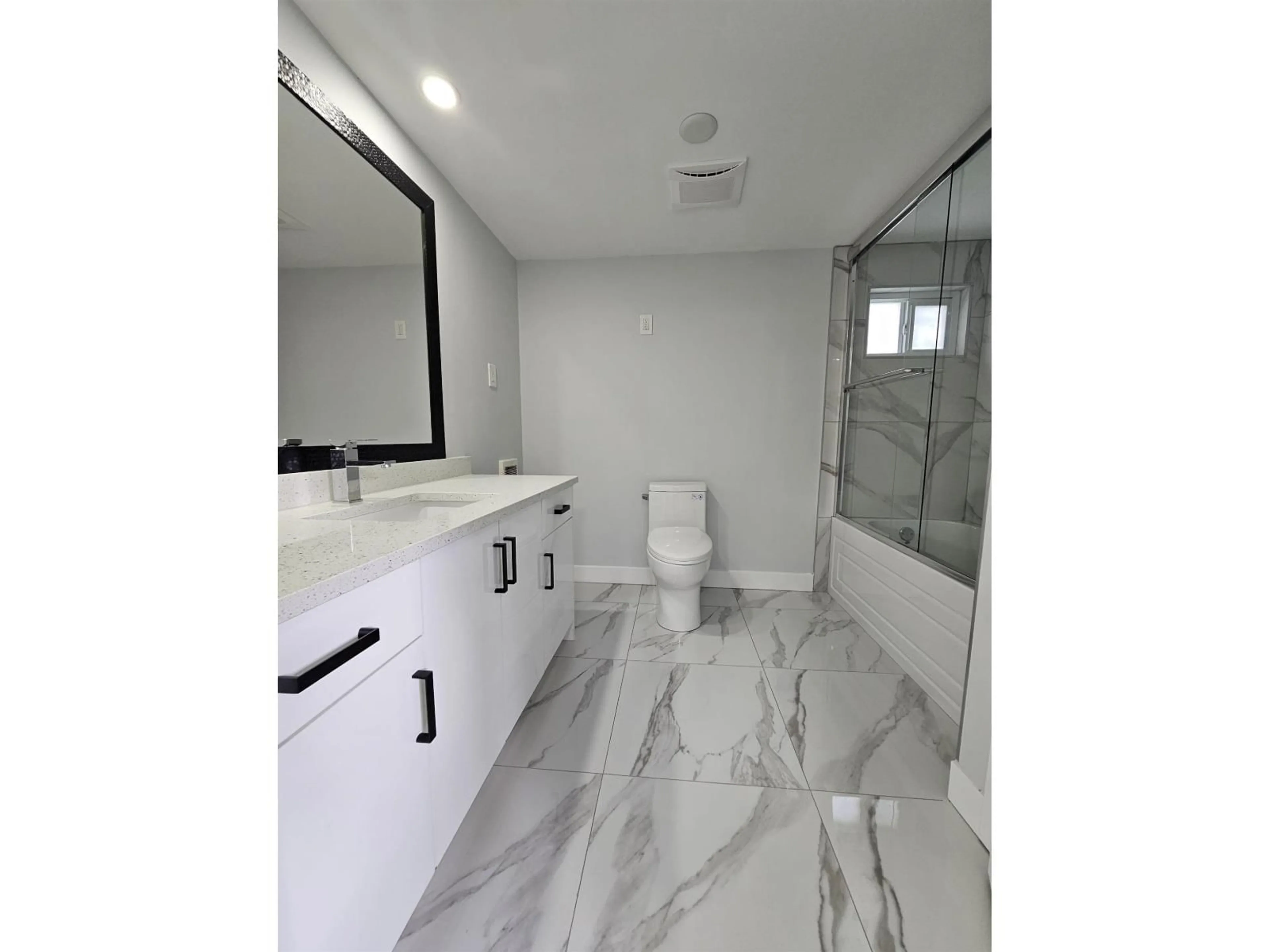 Contemporary bathroom, ceramic/tile floor for 7088 SUMAS PRAIRIE ROAD, Sardis - Greendale British Columbia V2R4K1