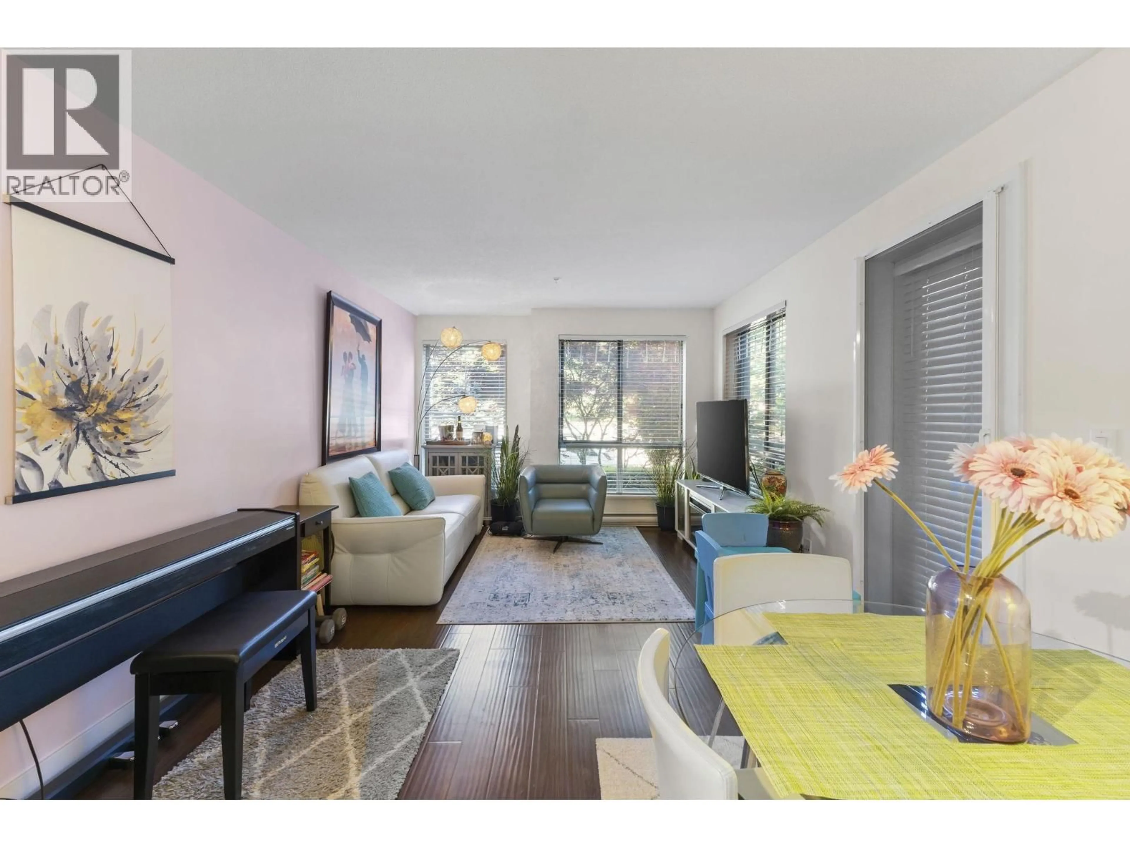 Living room with furniture, wood/laminate floor for 211 - 500 ROYAL AVENUE, New Westminster British Columbia V3L0G5