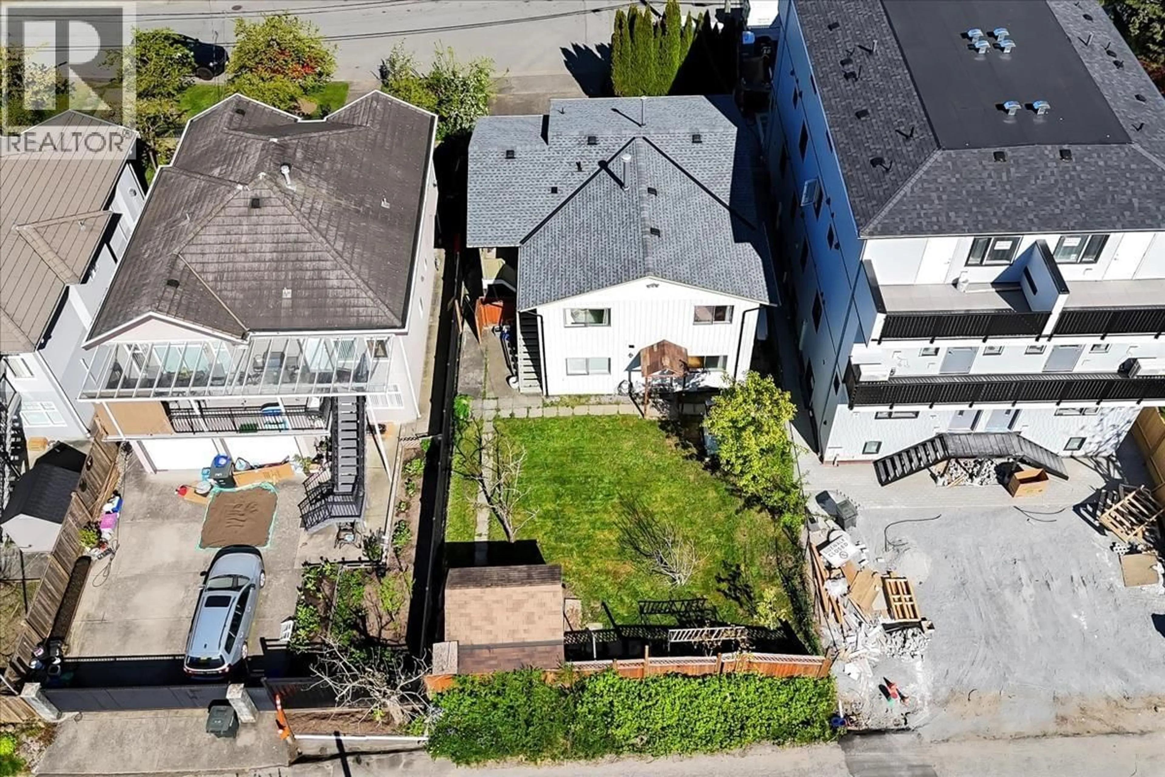A pic from outside/outdoor area/front of a property/back of a property/a pic from drone, city buildings view from balcony for 7266 17TH AVENUE, Burnaby British Columbia V3N1K9