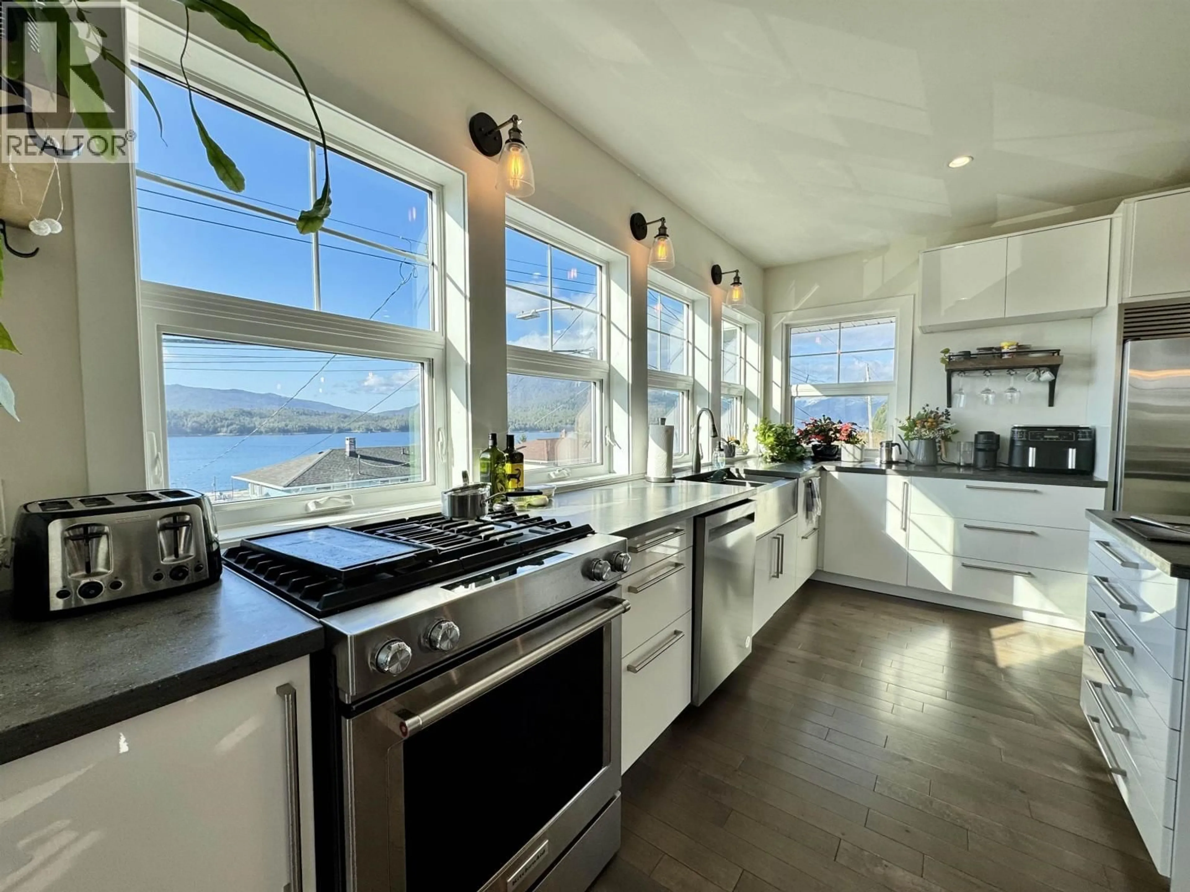 Contemporary kitchen, ceramic/tile floor for 654 4TH AVENUE, Prince Rupert British Columbia V8J1P1