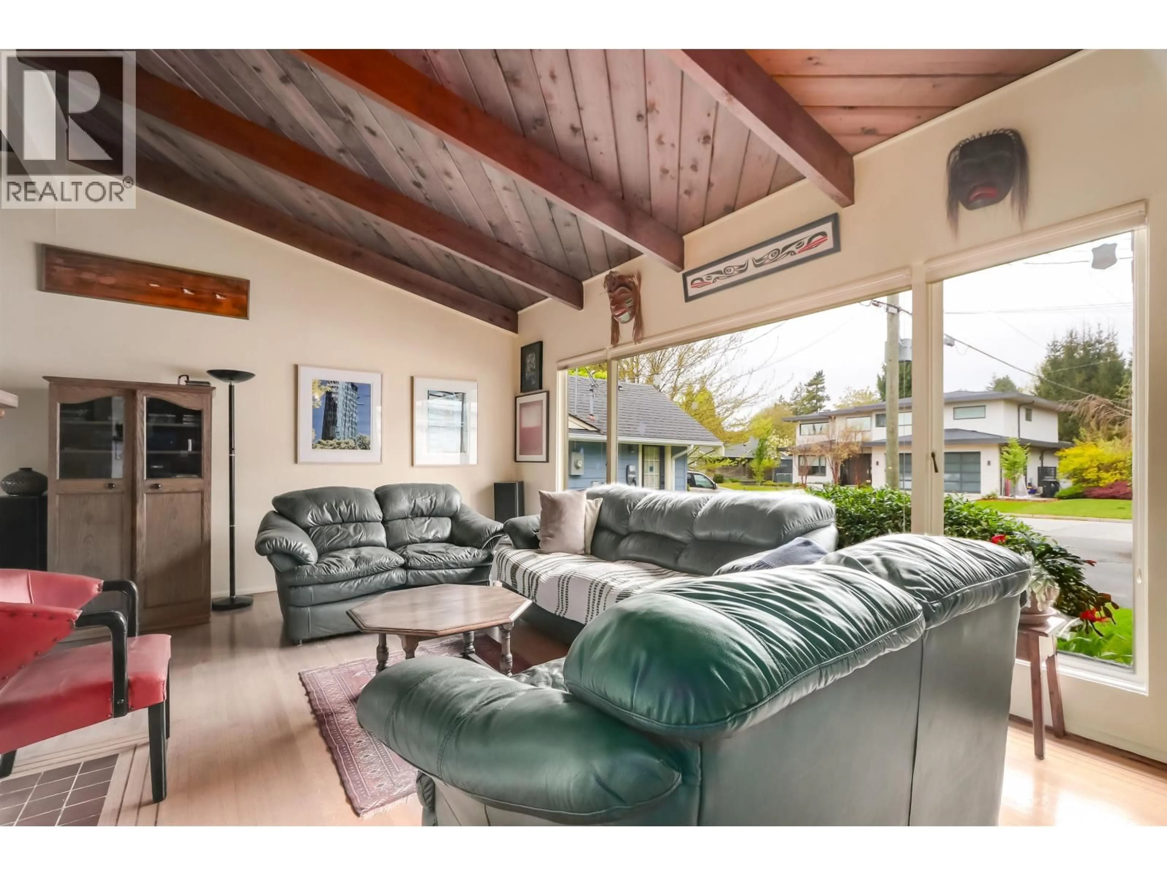 Living room with furniture, unknown for 957 ESSEX ROAD, North Vancouver British Columbia V7R1W1