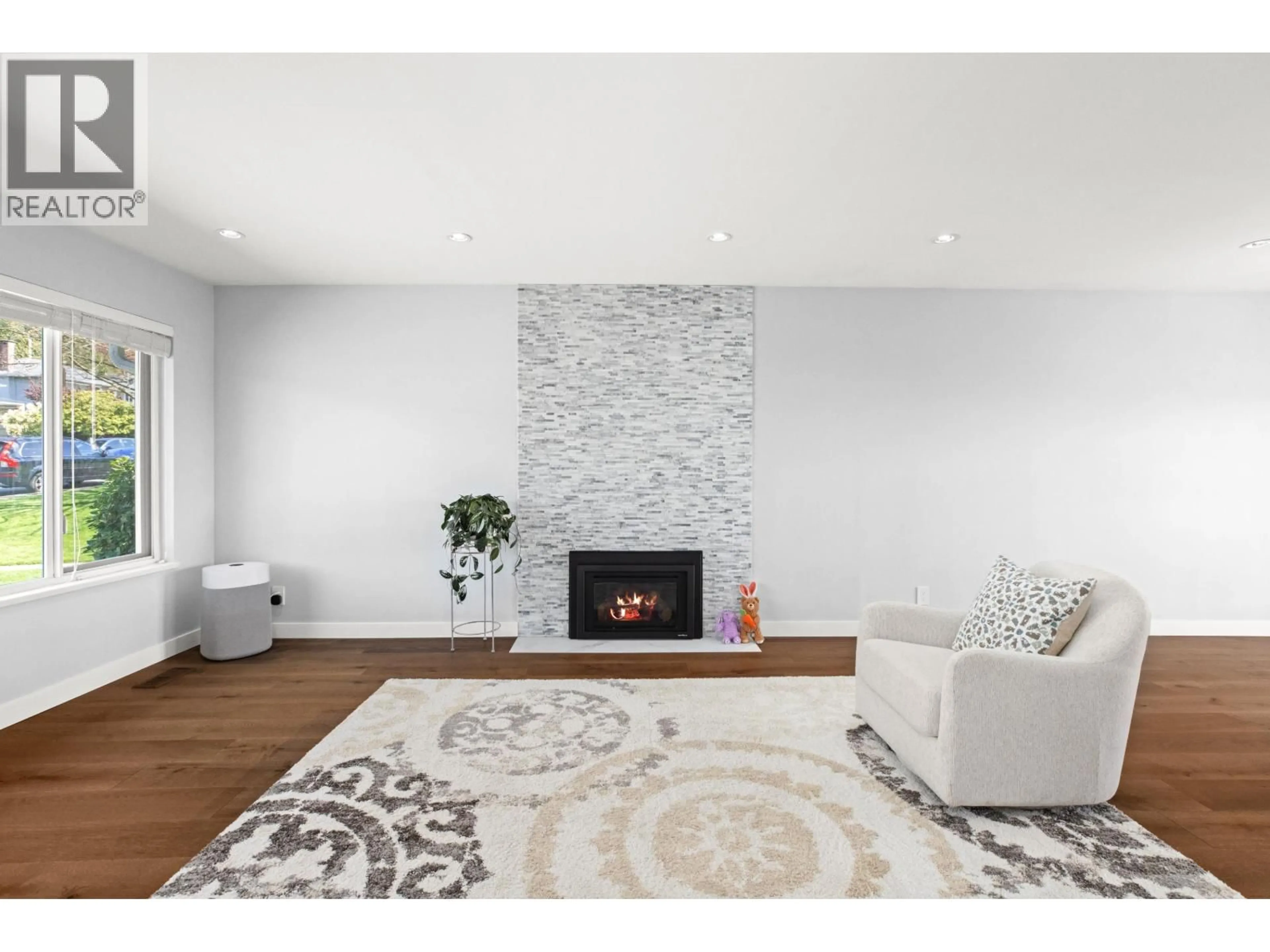 Living room with furniture, unknown for 219 26TH STREET, North Vancouver British Columbia V7N1A7