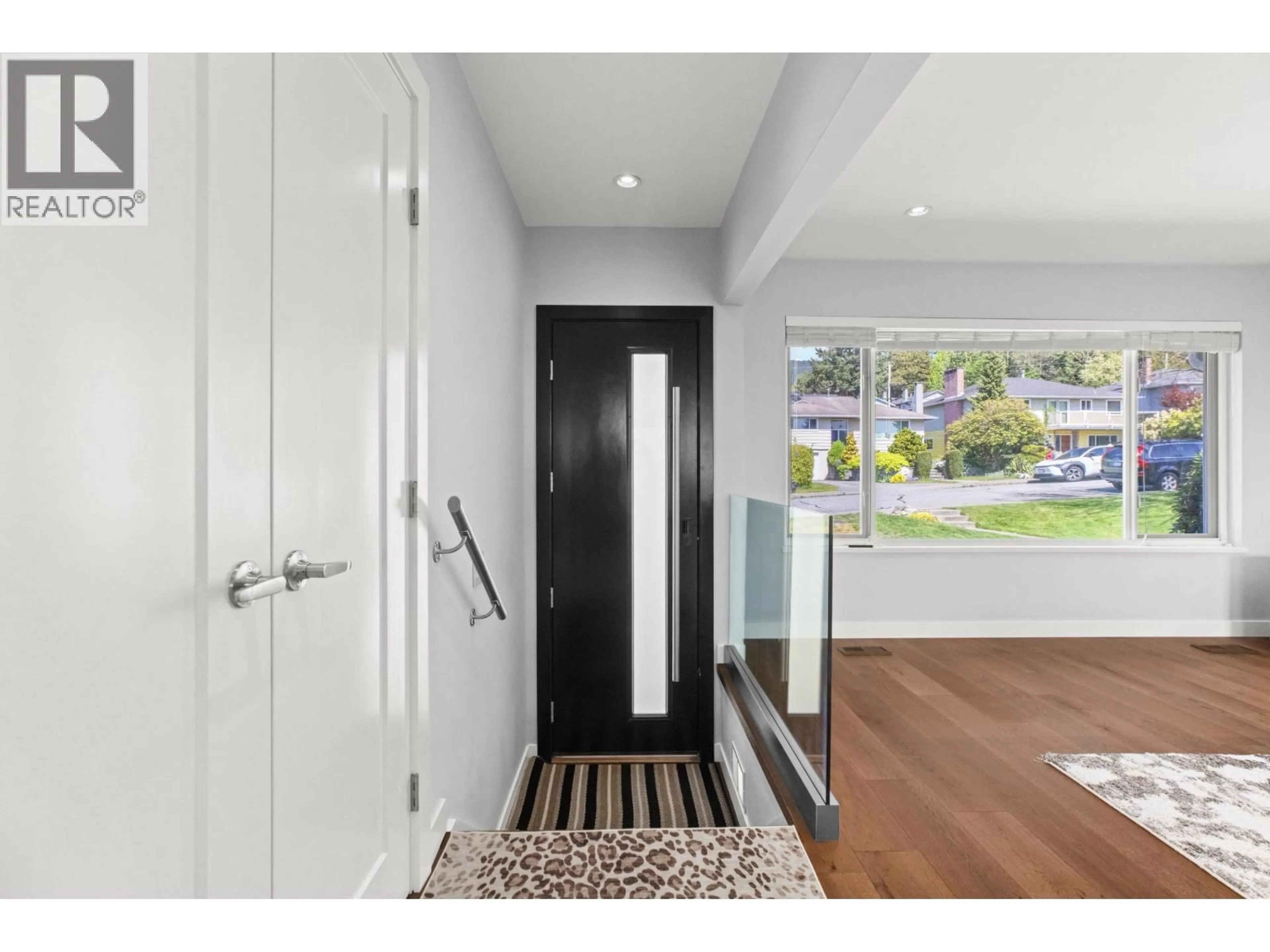 Indoor entryway for 219 26TH STREET, North Vancouver British Columbia V7N1A7