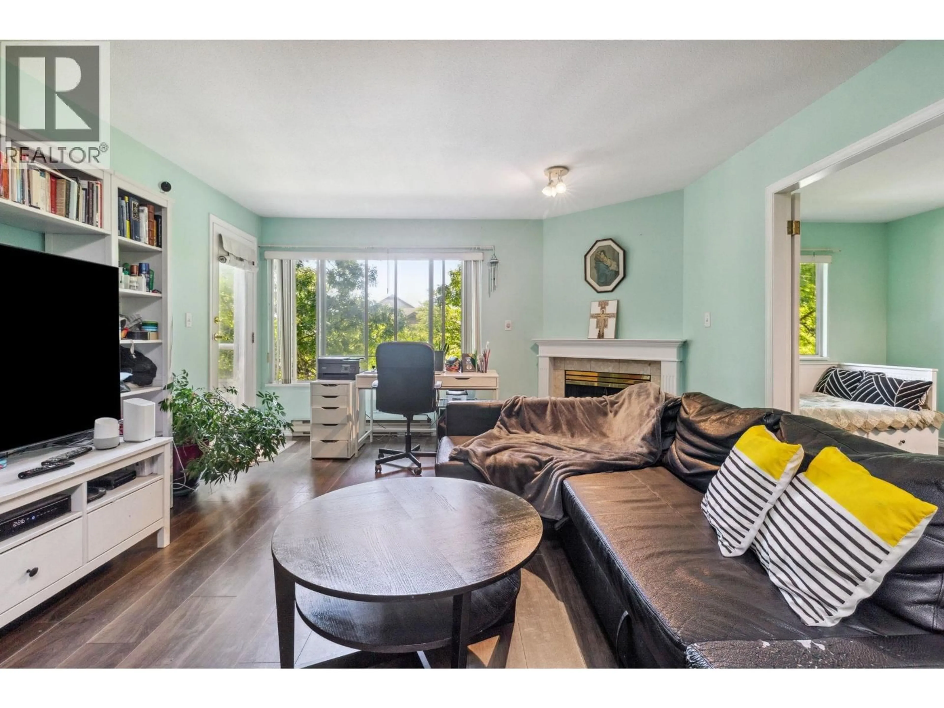 Living room with furniture, unknown for 309 - 7368 ROYAL OAK AVENUE, Burnaby British Columbia V5J4J6